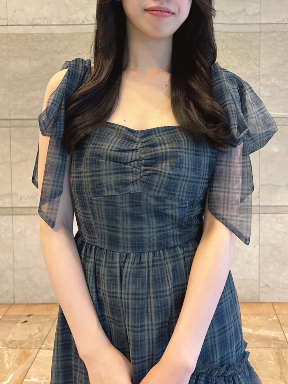 ブラック系のサンダル、グリーン系のワンピースを着用したレディースの夏コーディネートの5枚目の写真
