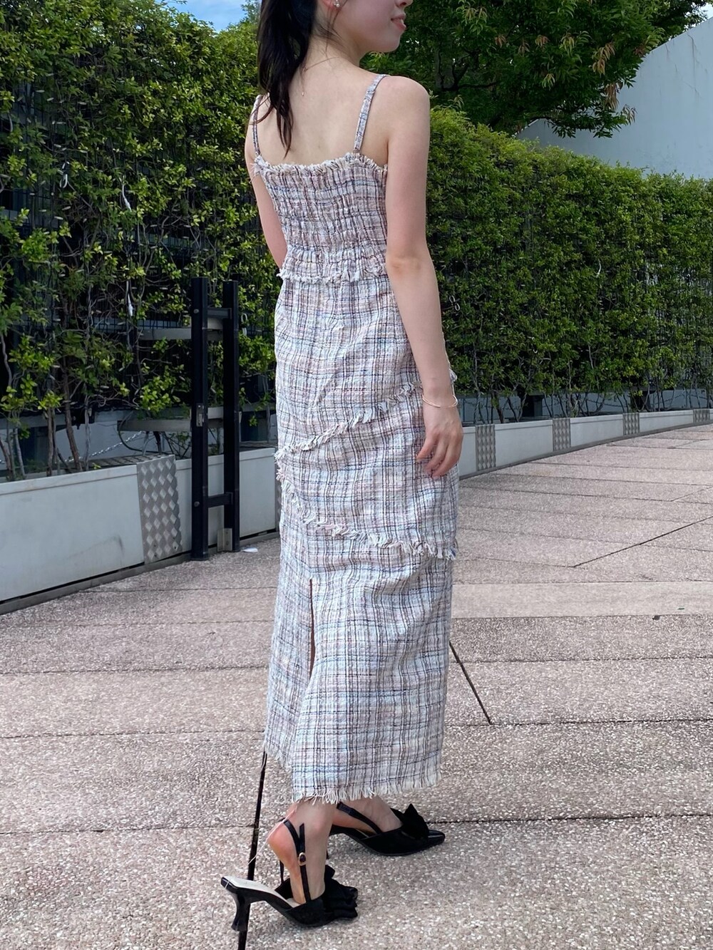 ピンク系のワンピースを着用したレディースの夏コーディネートの3枚目の写真