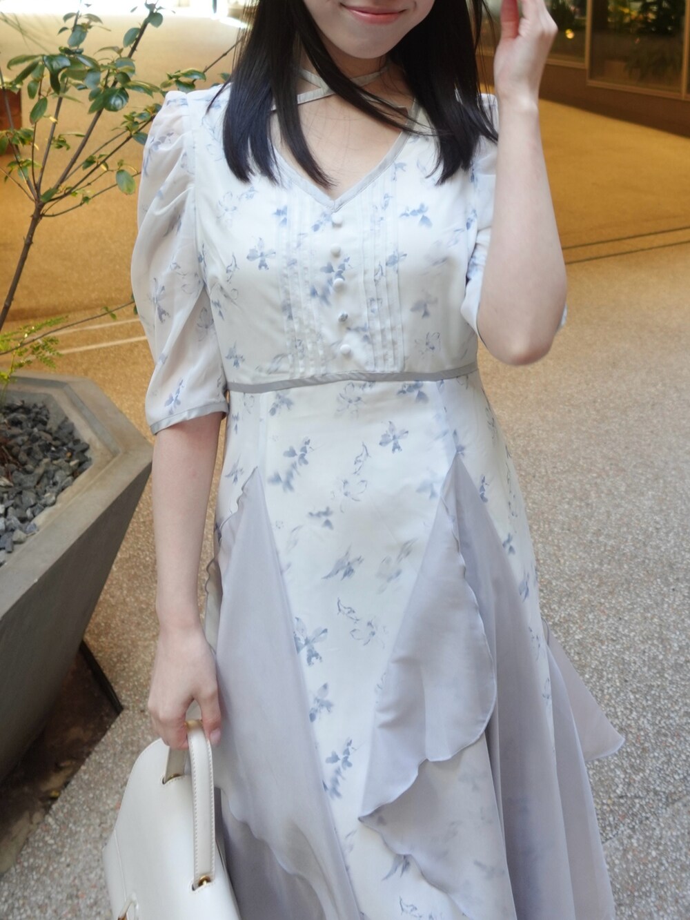 ブルー系のワンピースを着用したレディースの春コーディネートの10枚目の写真