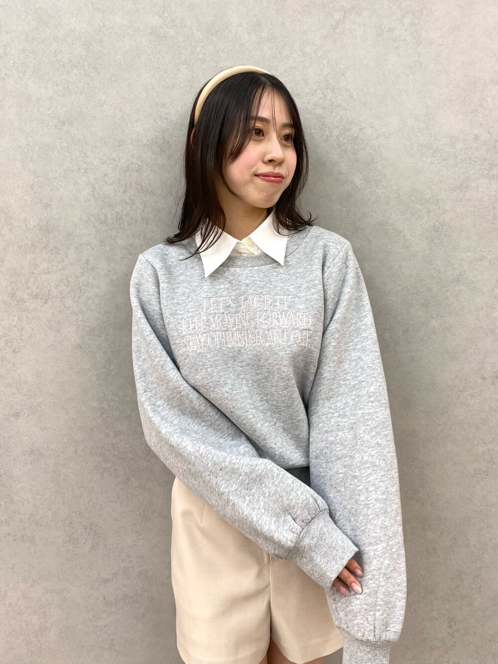 グレー系のスウェット、ホワイト系のその他パンツを着用したレディースの秋コーディネートの4枚目の写真