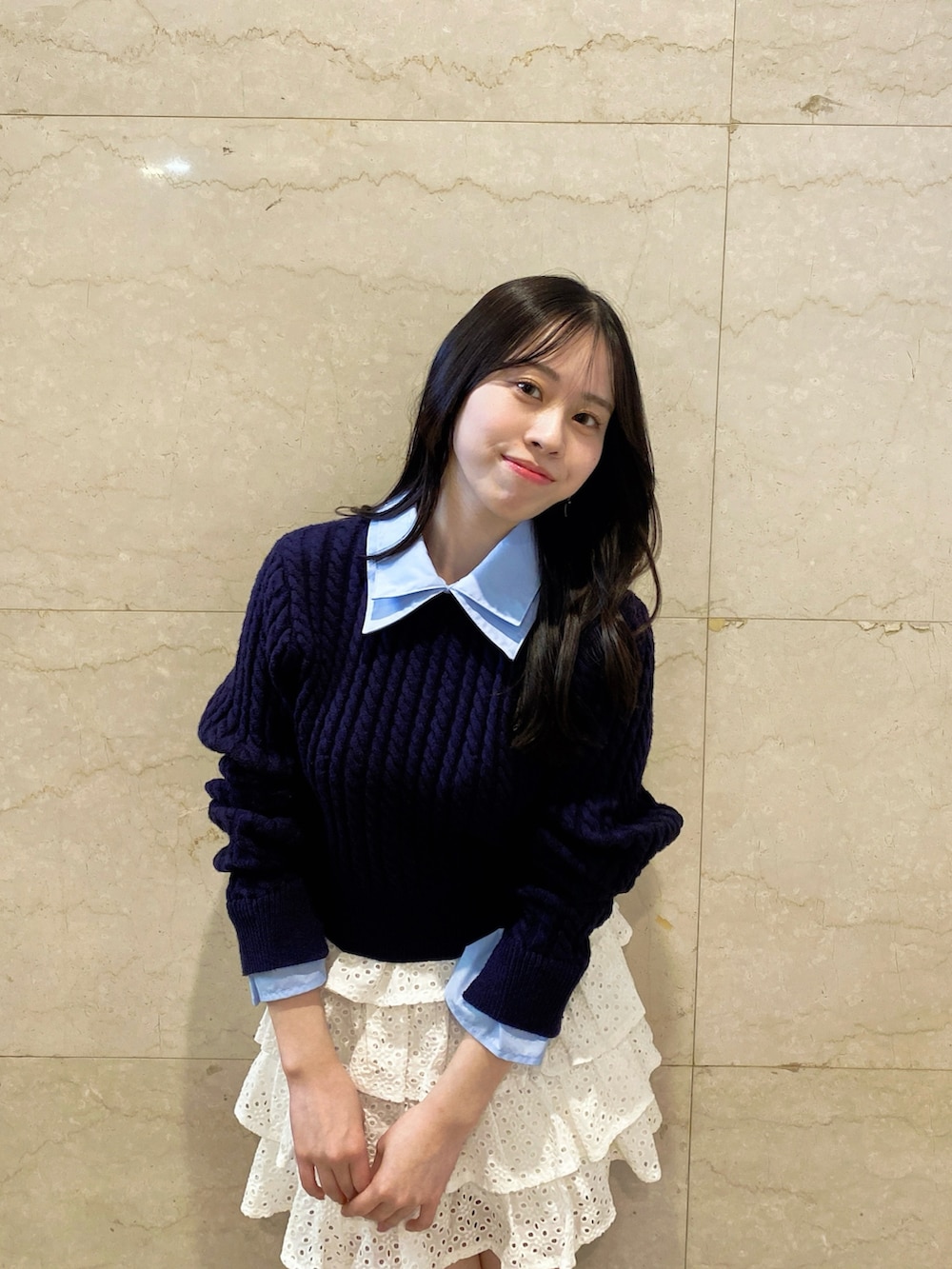 ホワイト系のスカート、ブルー系のニット/セーターを着用したレディースの春コーディネートの7枚目の写真