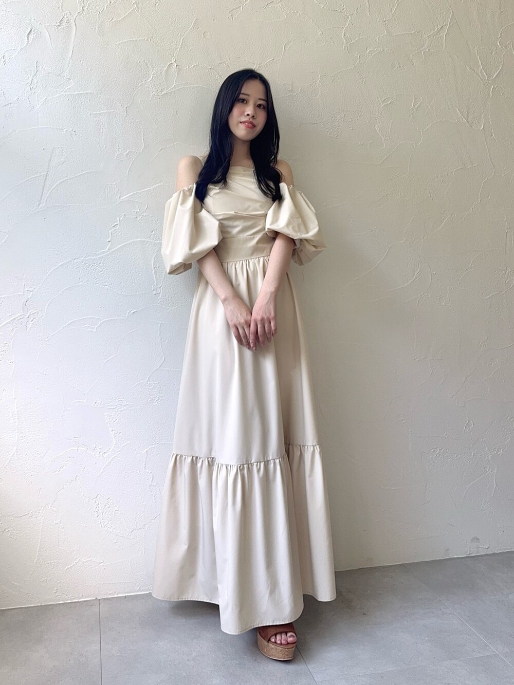 ホワイト系のワンピースを着用したレディースの夏コーディネートの4枚目の写真