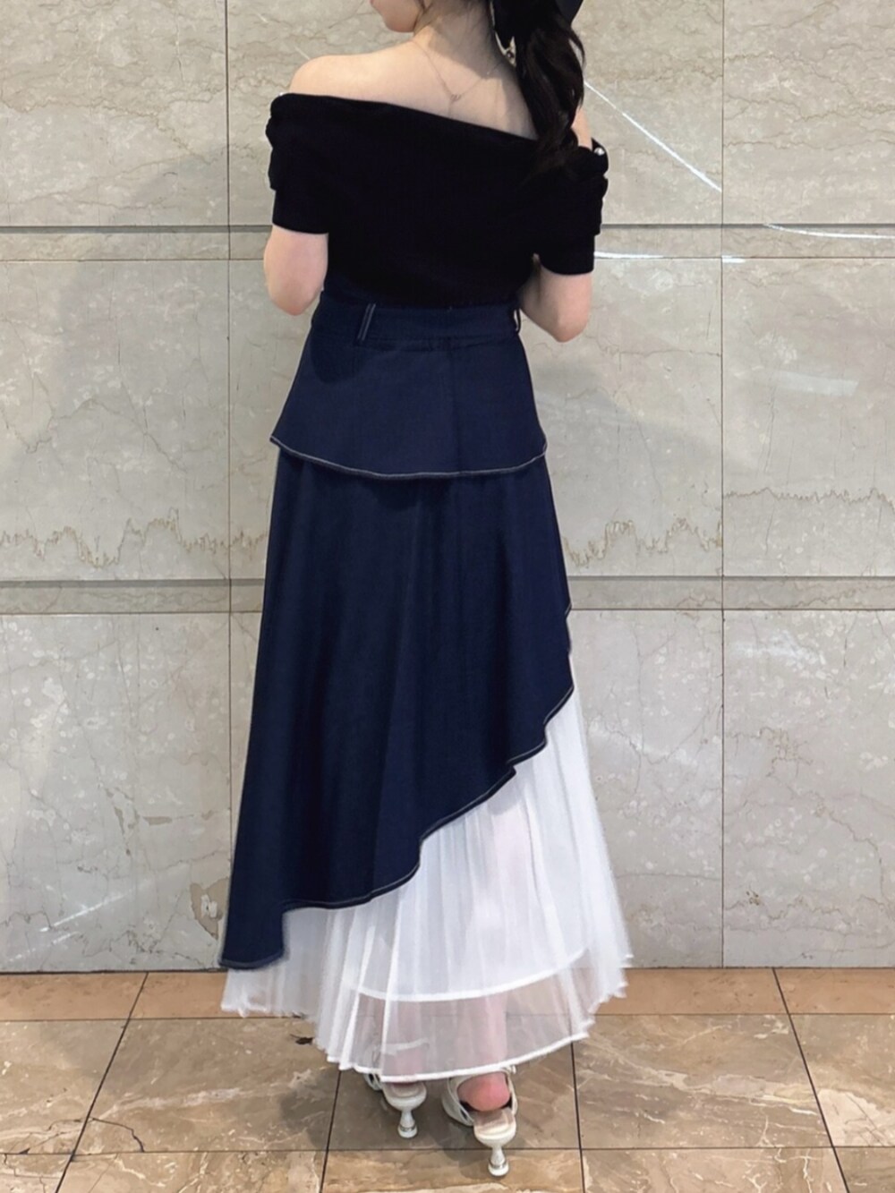 ホワイト系のパンプス、ブルー系のスカート、ブラック系のニット/セーターを着用したレディースの春コーディネートの4枚目の写真