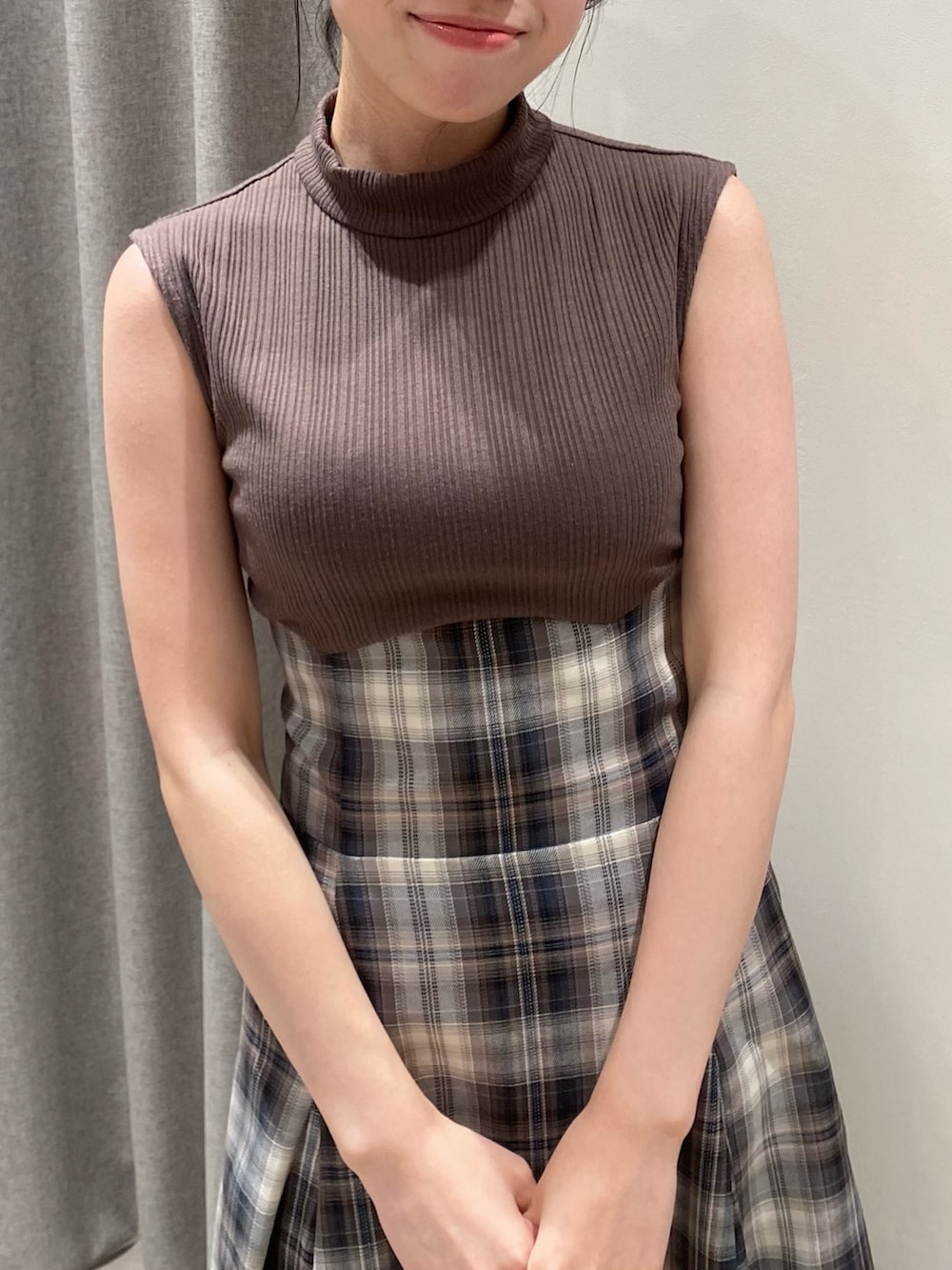 ベージュ系のワンピースを着用したレディースの夏コーディネートの4枚目の写真