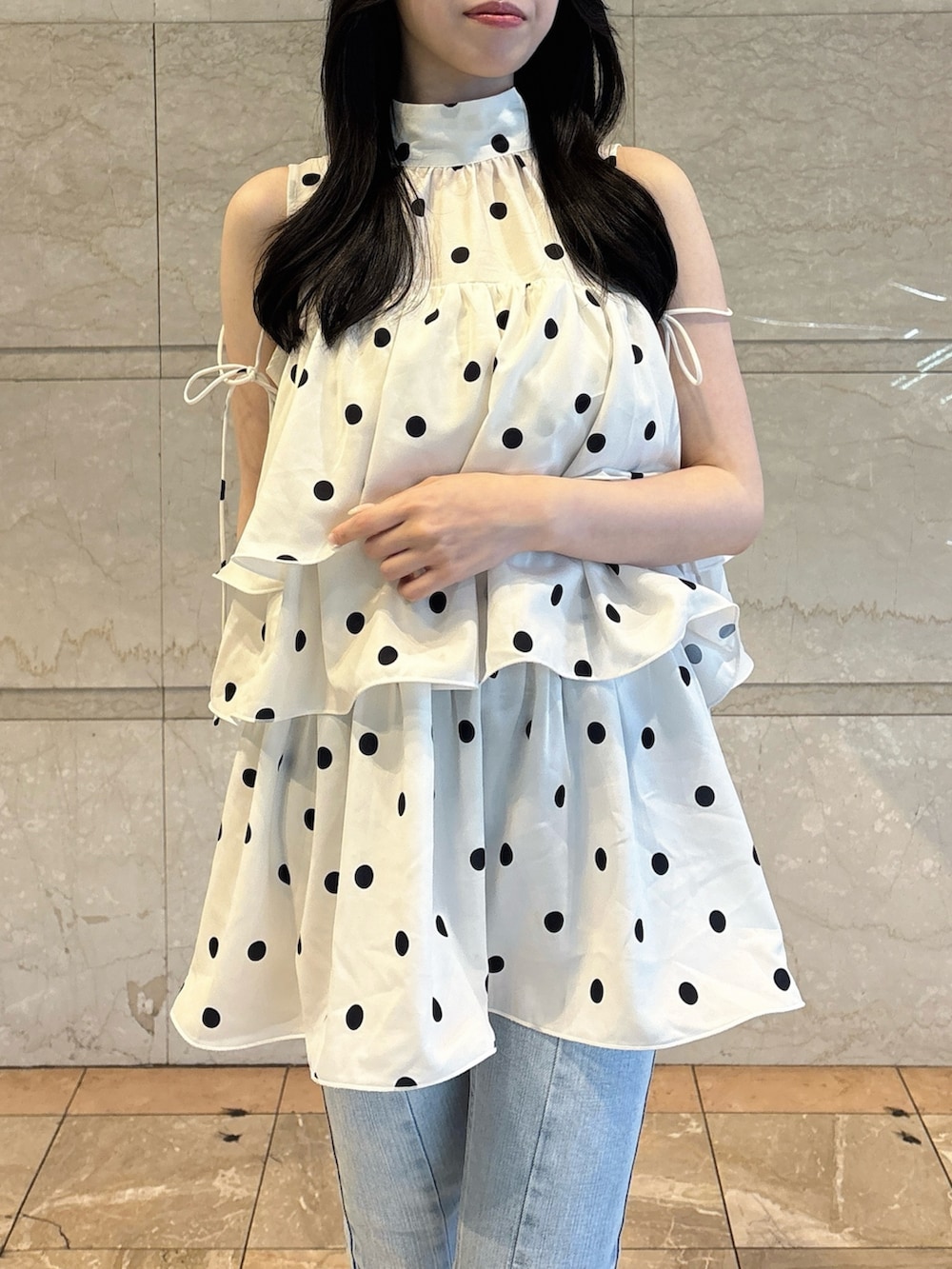その他のシャツ/ブラウス、ブルー系のデニムパンツ、ブラック系のサンダルを着用したレディースの夏コーディネートの5枚目の写真