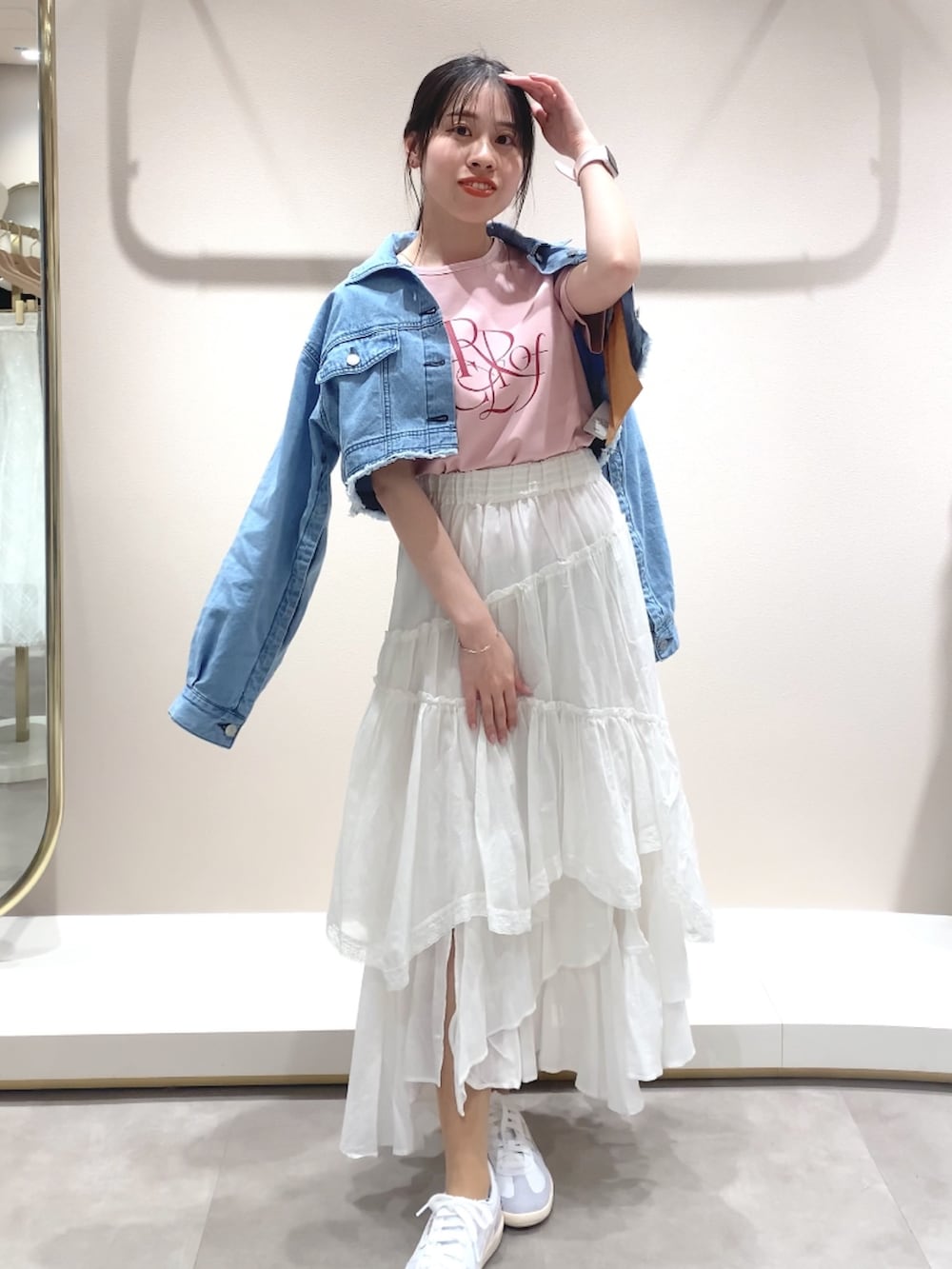 ホワイト系のスカート、パープル系のTシャツ/カットソー、ブルー系のブルゾンを着用したレディースの春コーディネートの2枚目の写真