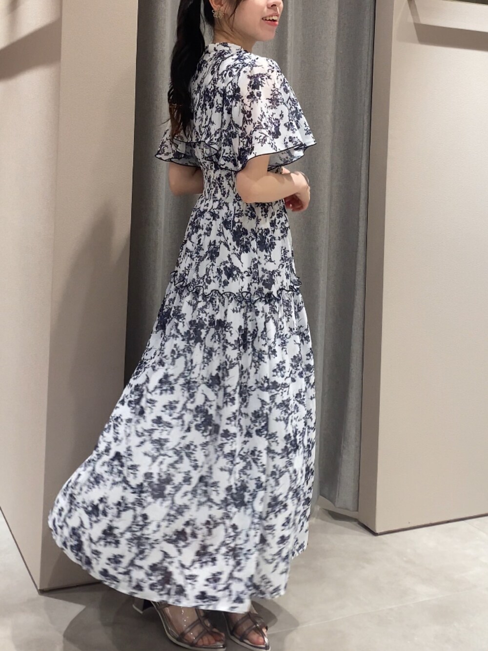 ホワイト系のワンピースを着用したレディースの夏コーディネートの4枚目の写真