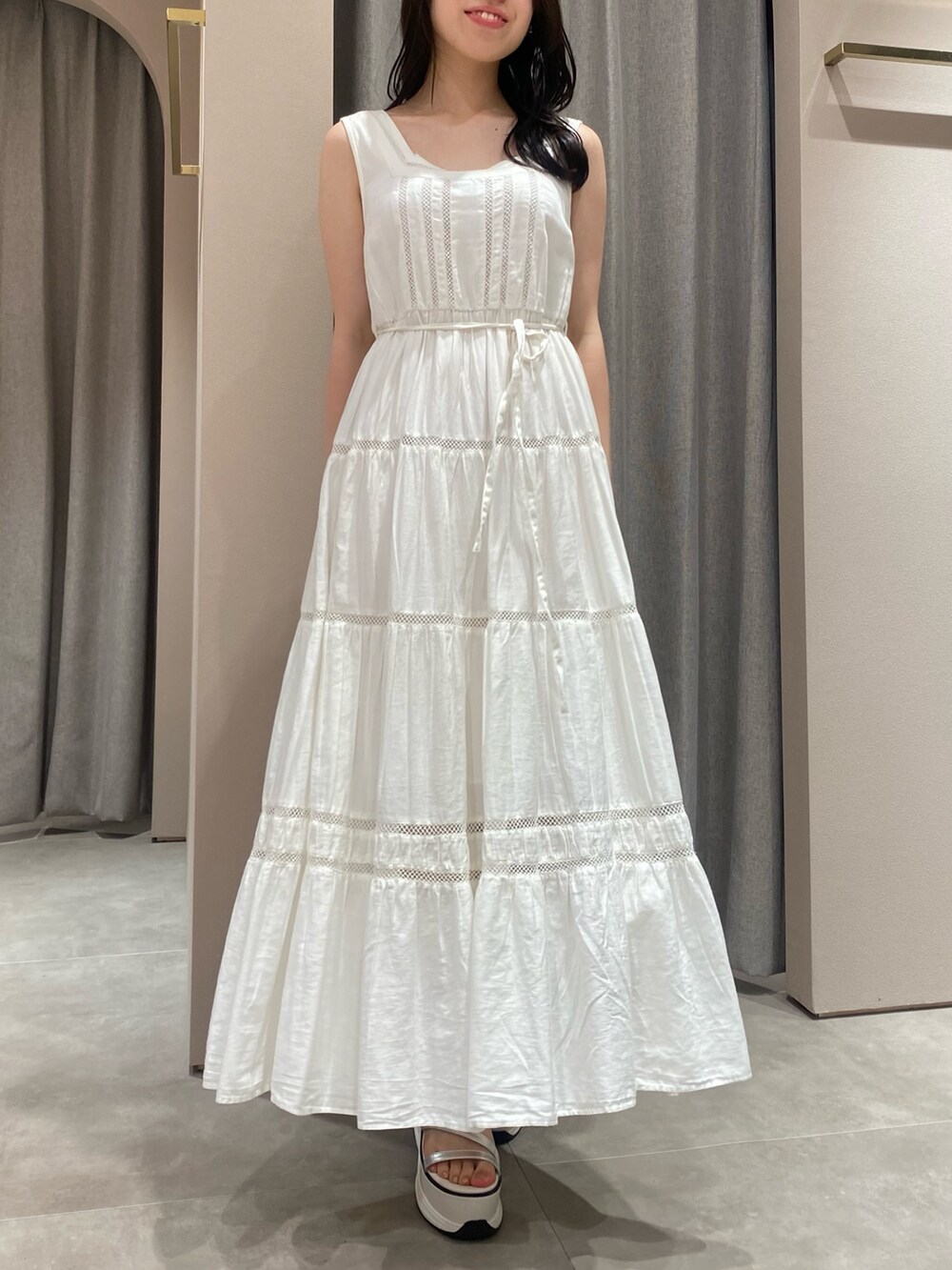 ホワイト系のワンピースを着用したレディースの夏コーディネートの2枚目の写真