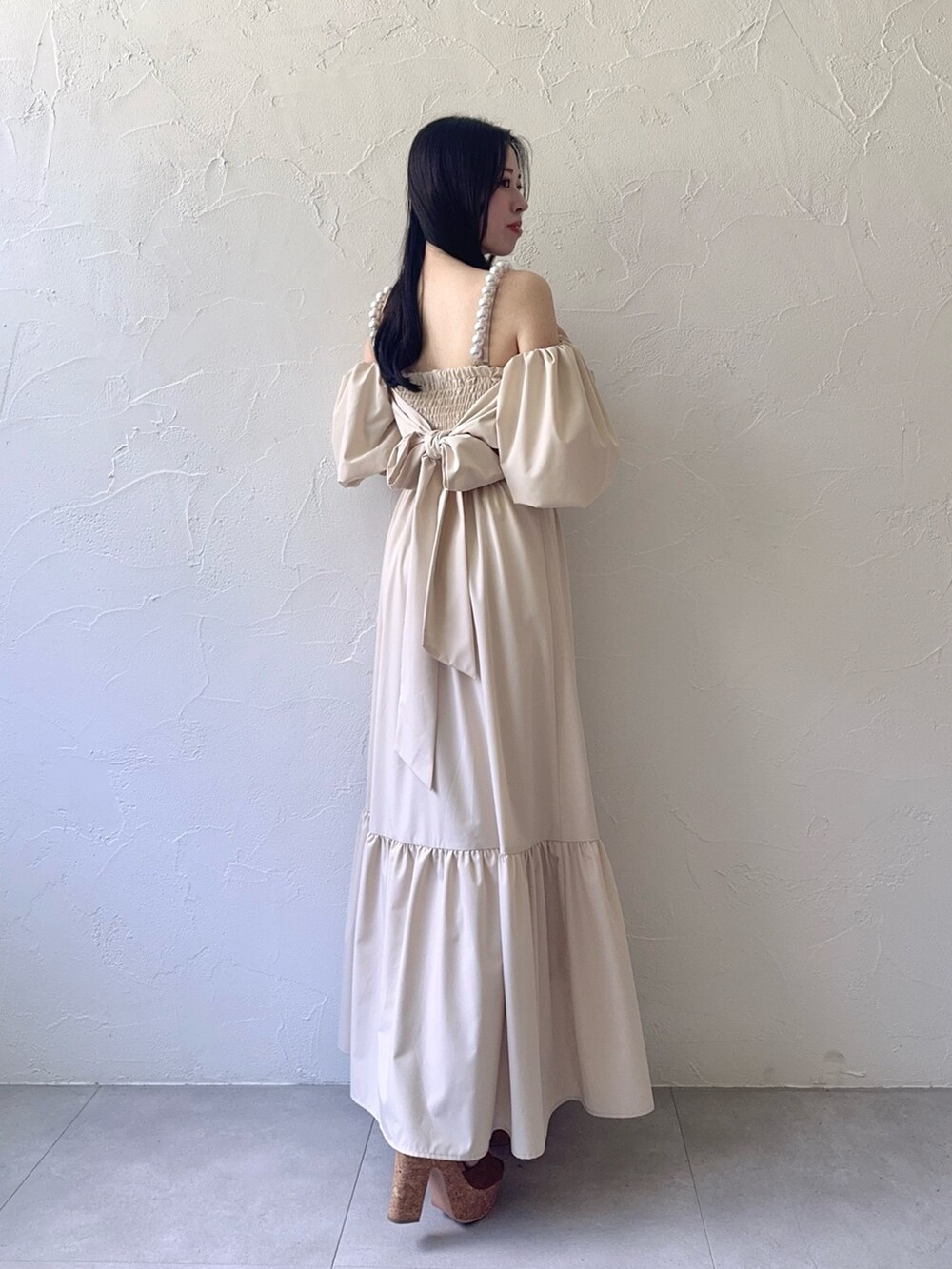 ホワイト系のワンピースを着用したレディースの夏コーディネートの2枚目の写真