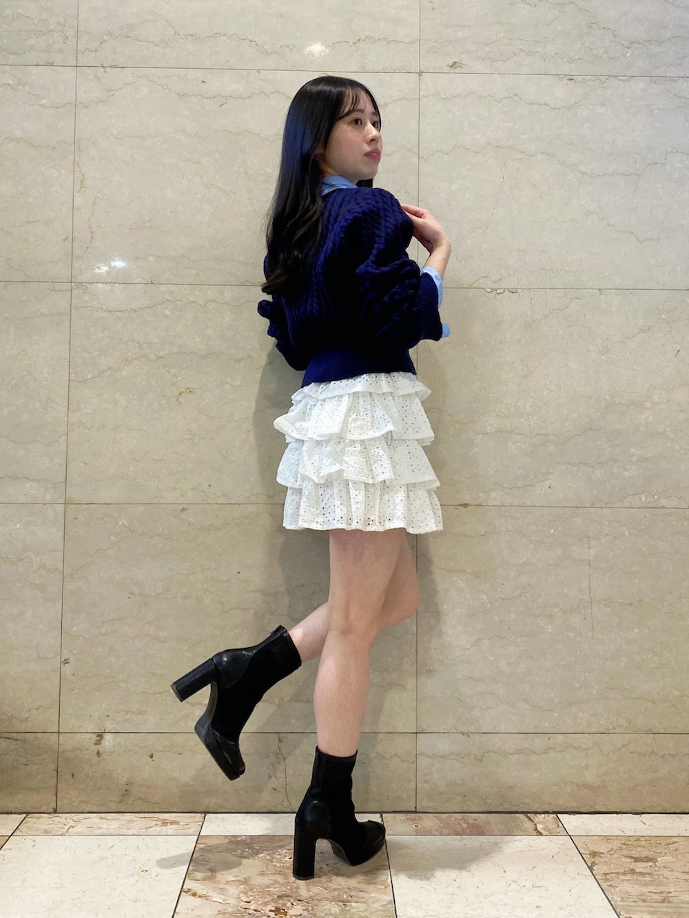 ホワイト系のスカート、ブルー系のニット/セーターを着用したレディースの春コーディネートの4枚目の写真