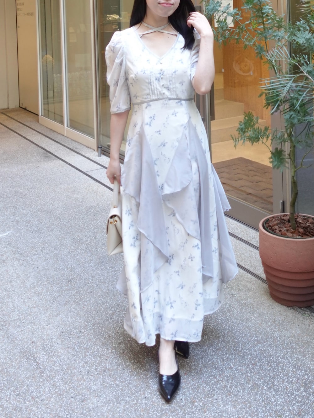 ブルー系のワンピースを着用したレディースの春コーディネートの3枚目の写真