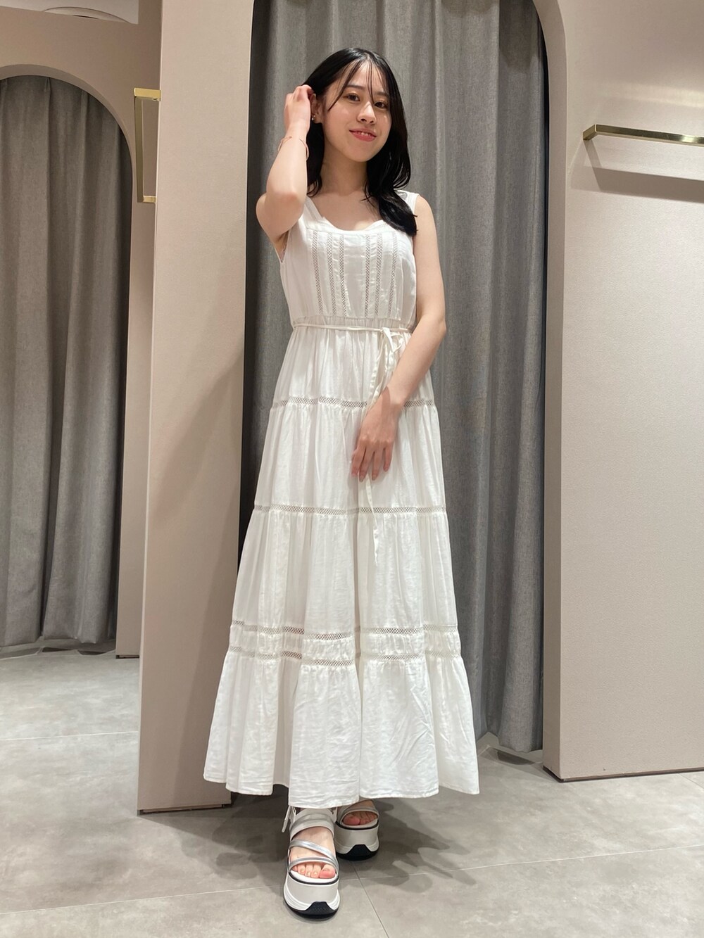 ホワイト系のワンピースを着用したレディースの夏コーディネートの4枚目の写真