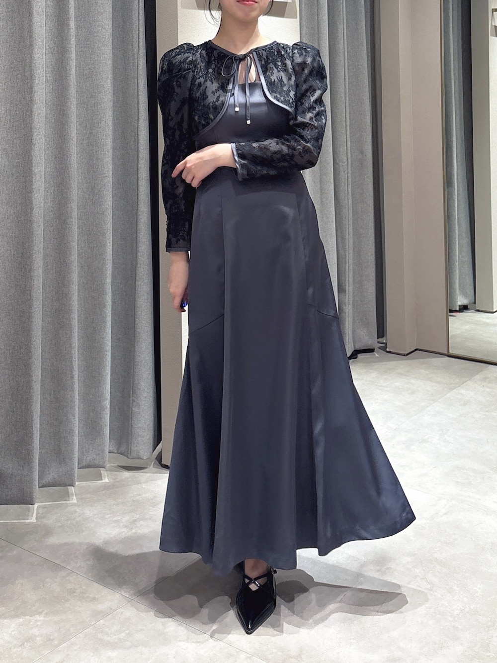 ブラック系のドレス、ブラック系のパンプスを着用したレディースの冬コーディネートの3枚目の写真