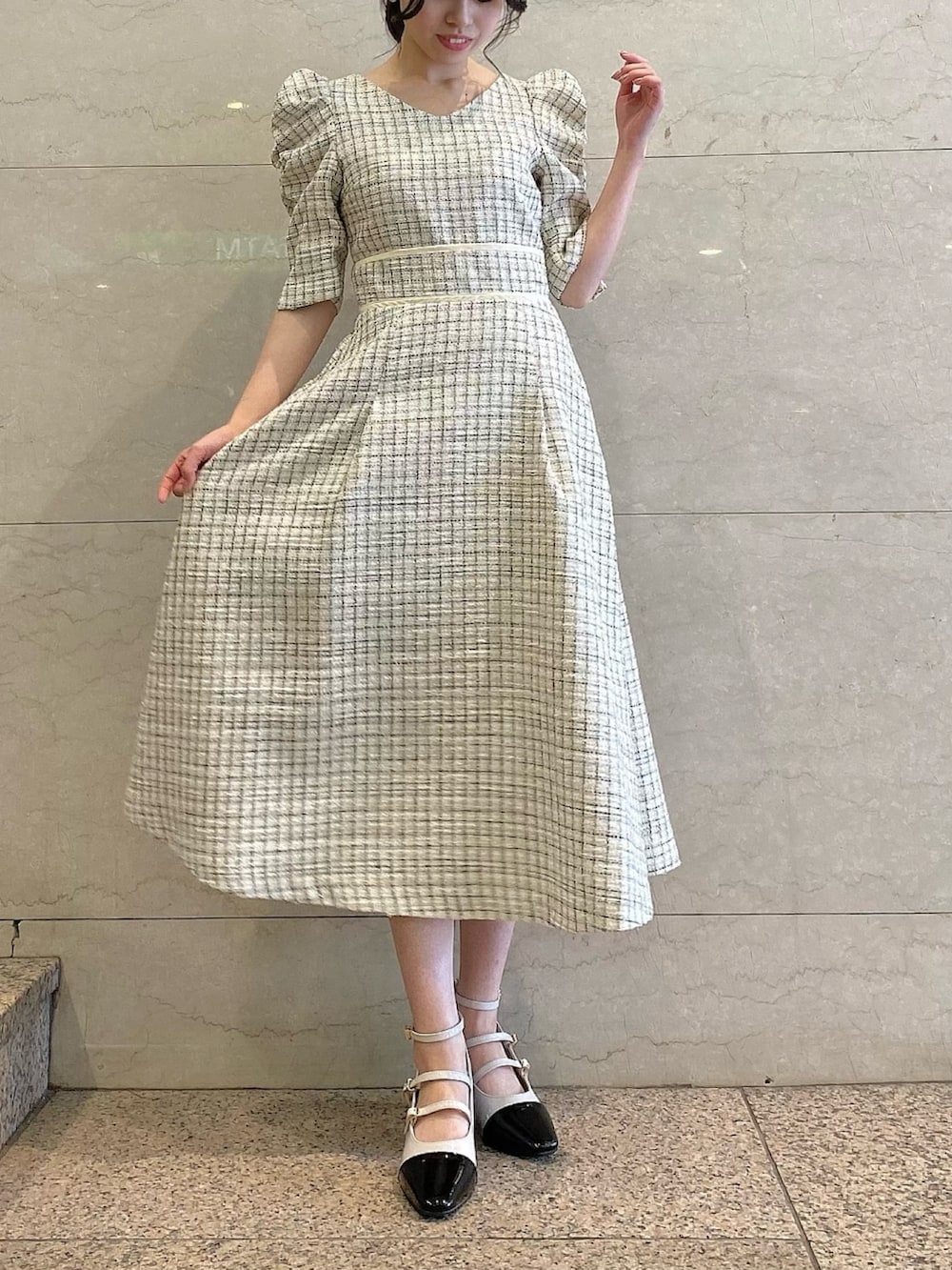 ホワイト系のワンピース、その他のパンプスを着用したレディースの冬コーディネートの5枚目の写真