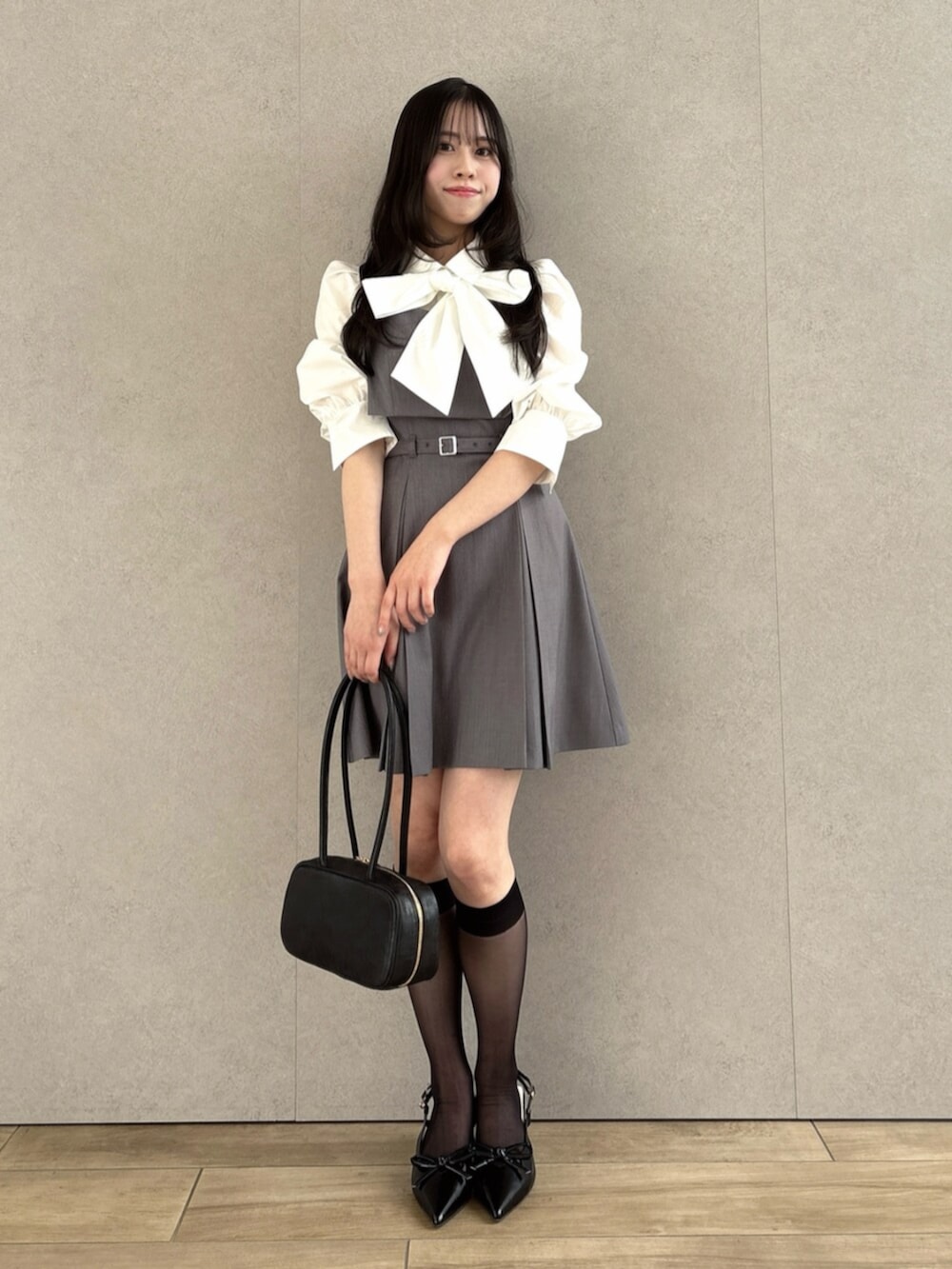 グレー系のワンピースを着用したレディースの冬コーディネートの5枚目の写真