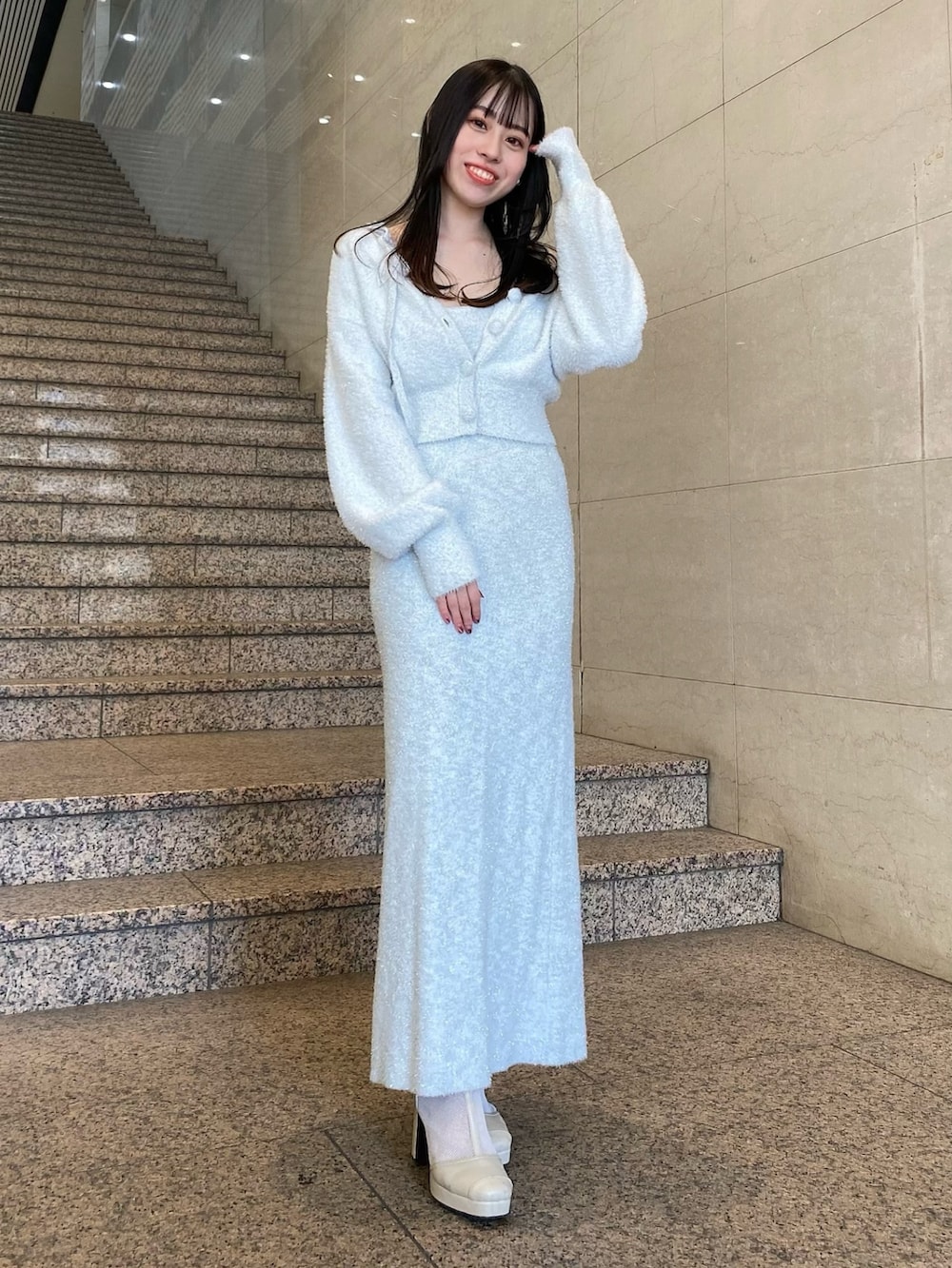 グレー系のワンピースを着用したレディースの冬コーディネートの2枚目の写真