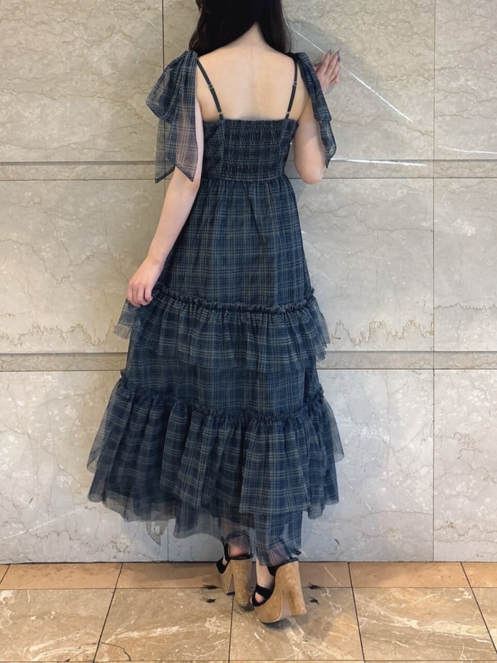 ブラック系のサンダル、グリーン系のワンピースを着用したレディースの夏コーディネートの3枚目の写真