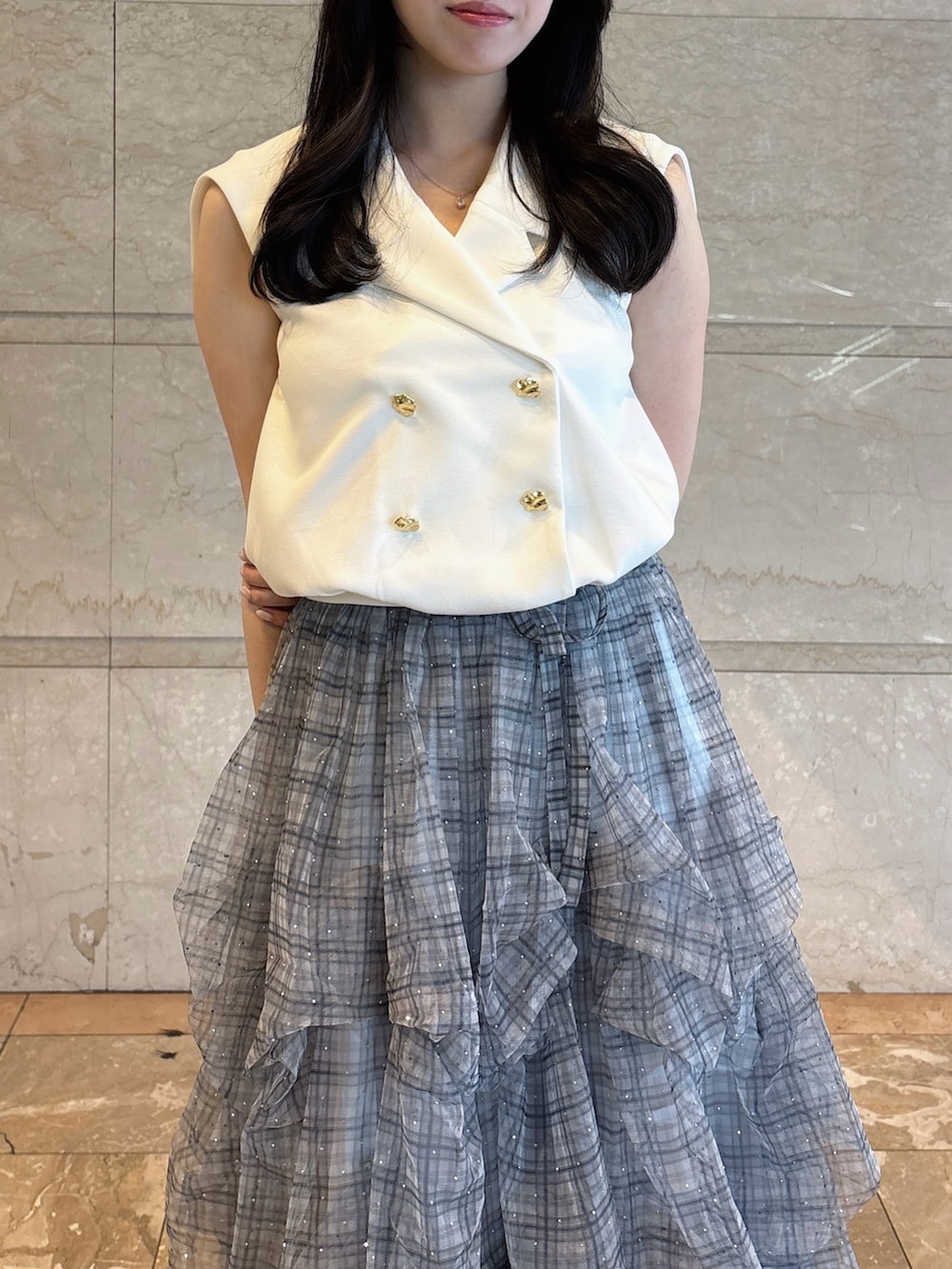 ホワイト系のTシャツ/カットソー、ブルー系のスカート、ブラック系のサンダルを着用したレディースの夏コーディネートの6枚目の写真