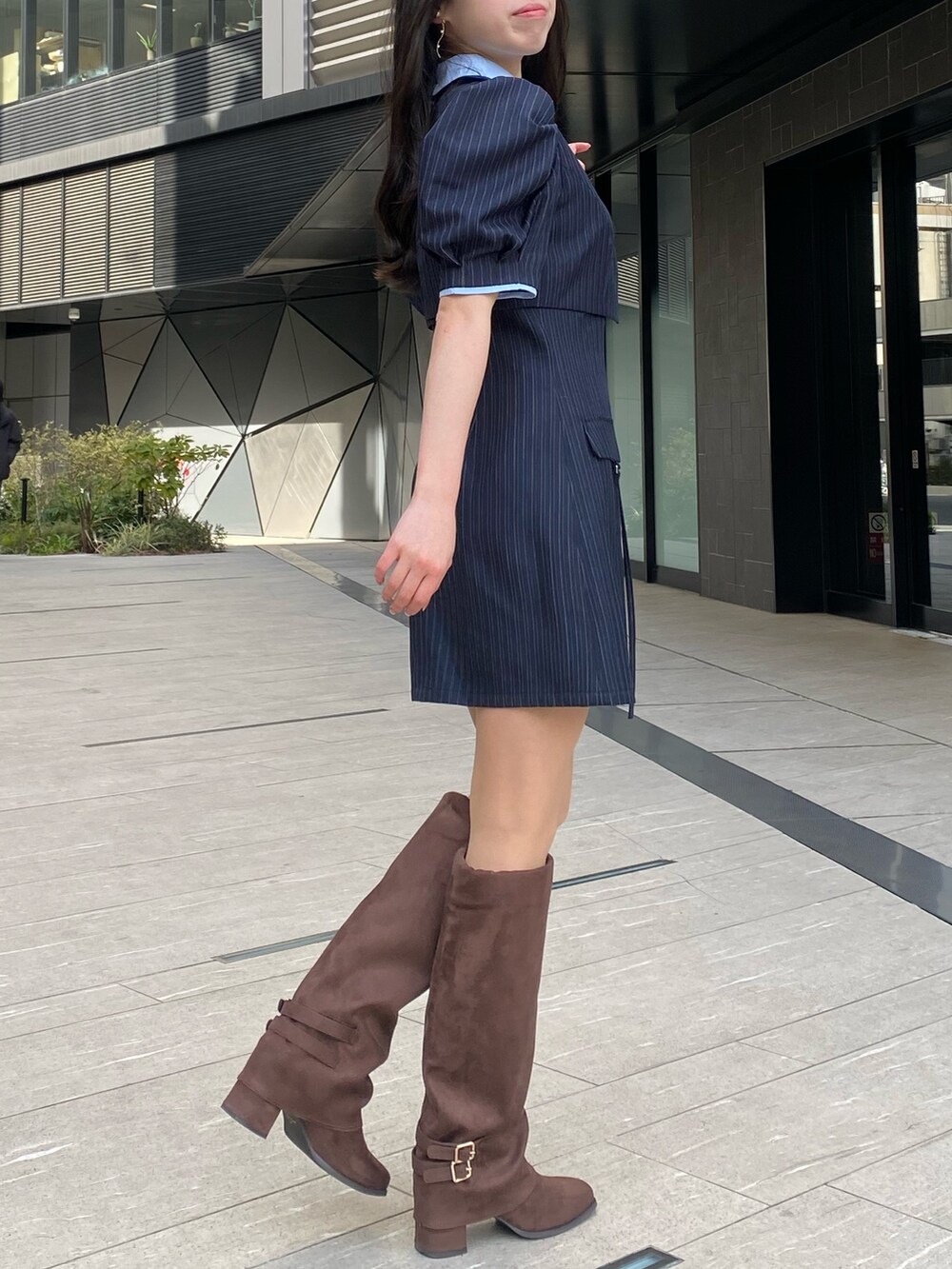 ブルー系のワンピースを着用したレディースの冬コーディネートの2枚目の写真