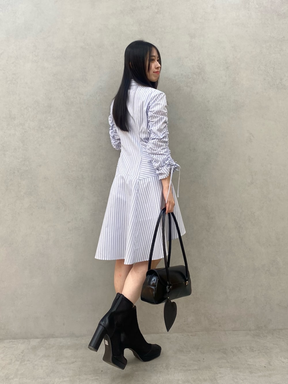 その他のワンピースを着用したレディースの春コーディネートの4枚目の写真