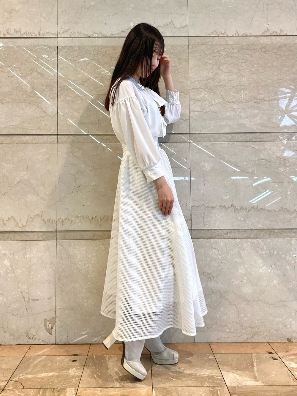 ベージュ系のワンピースを着用したレディースの冬コーディネートの5枚目の写真