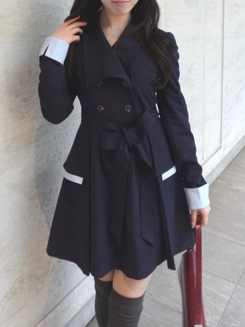 ブルー系のワンピースを着用したレディースの冬コーディネートの8枚目の写真