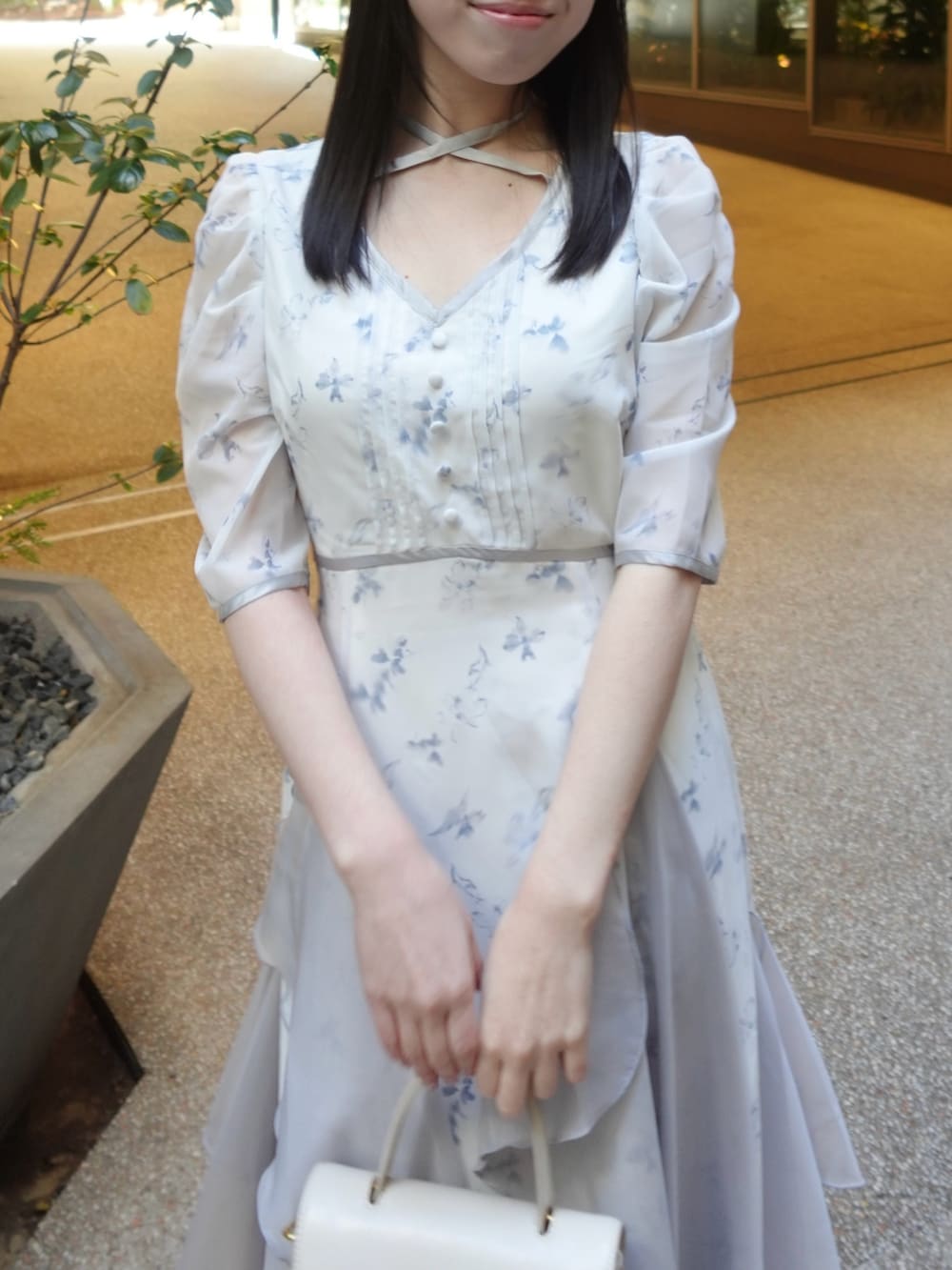 ブルー系のワンピースを着用したレディースの春コーディネートの9枚目の写真