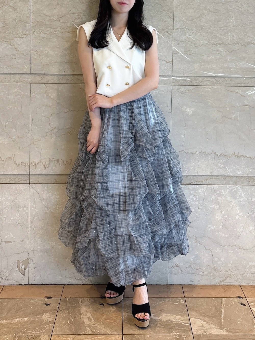 ホワイト系のTシャツ/カットソー、ブルー系のスカート、ブラック系のサンダルを着用したレディースの夏コーディネートの4枚目の写真