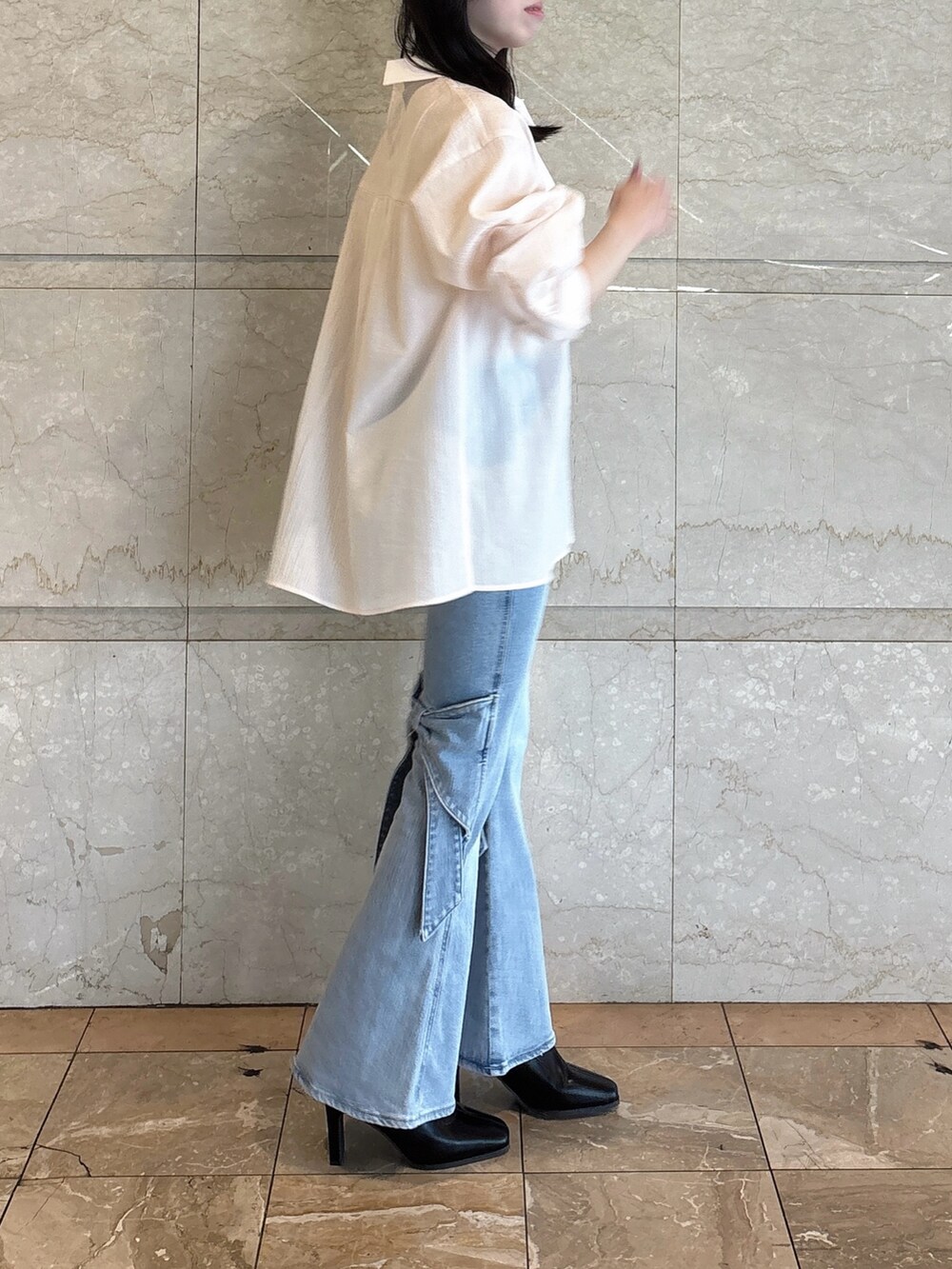 ブラック系のブーツ、ブルー系のデニムパンツ、ピンク系のシャツ/ブラウスを着用したレディースの春コーディネートの4枚目の写真