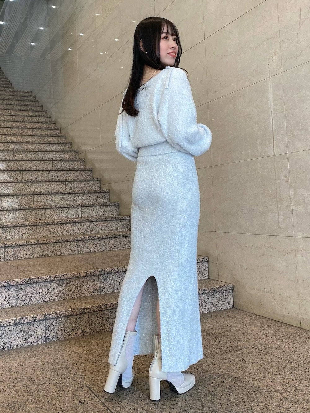 グレー系のワンピースを着用したレディースの冬コーディネートの3枚目の写真