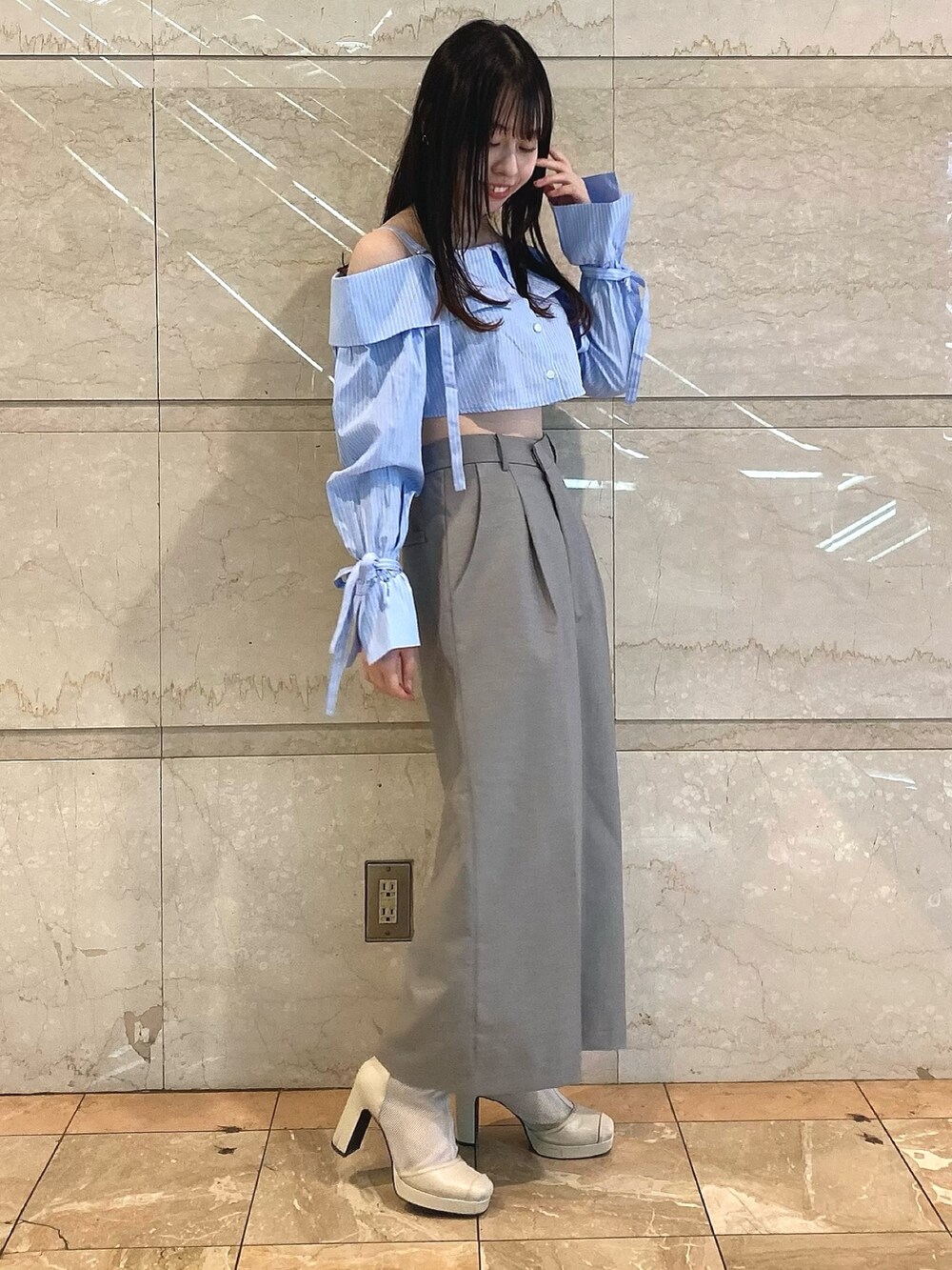 グレー系のスカート、ブルー系のシャツ/ブラウスを着用したレディースの冬コーディネートの5枚目の写真