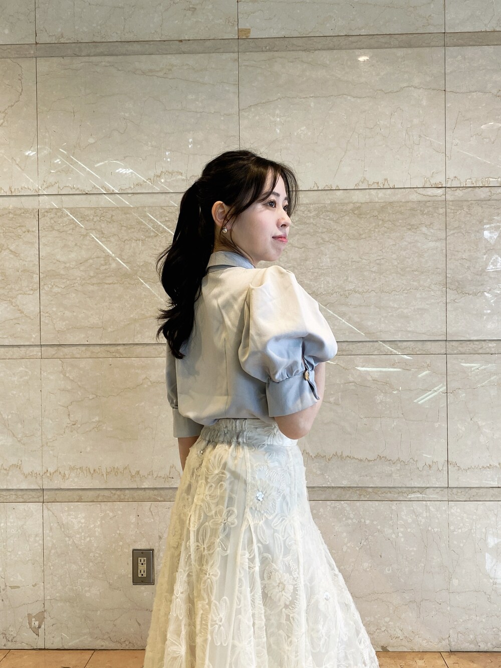 ホワイト系のスカート、グレー系のシャツ/ブラウスを着用したレディースの春コーディネートの5枚目の写真