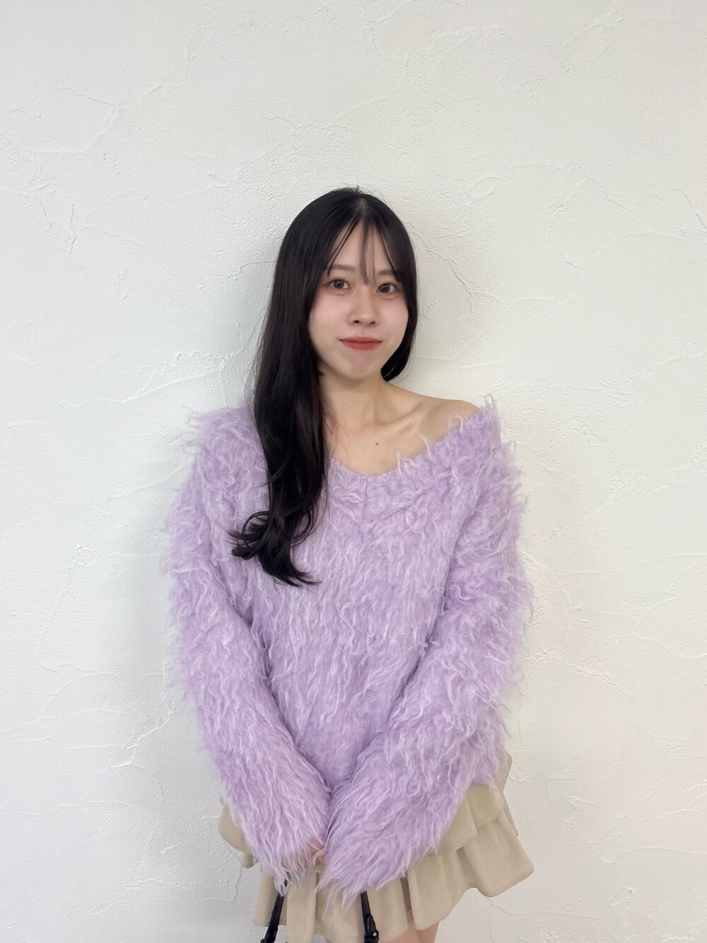 パープル系のニット/セーター、ホワイト系のスカート、ホワイト系のブーツを着用したレディースの秋コーディネートの7枚目の写真