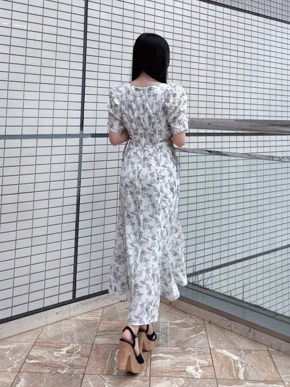 ホワイト系のワンピースを着用したレディースの夏コーディネートの3枚目の写真