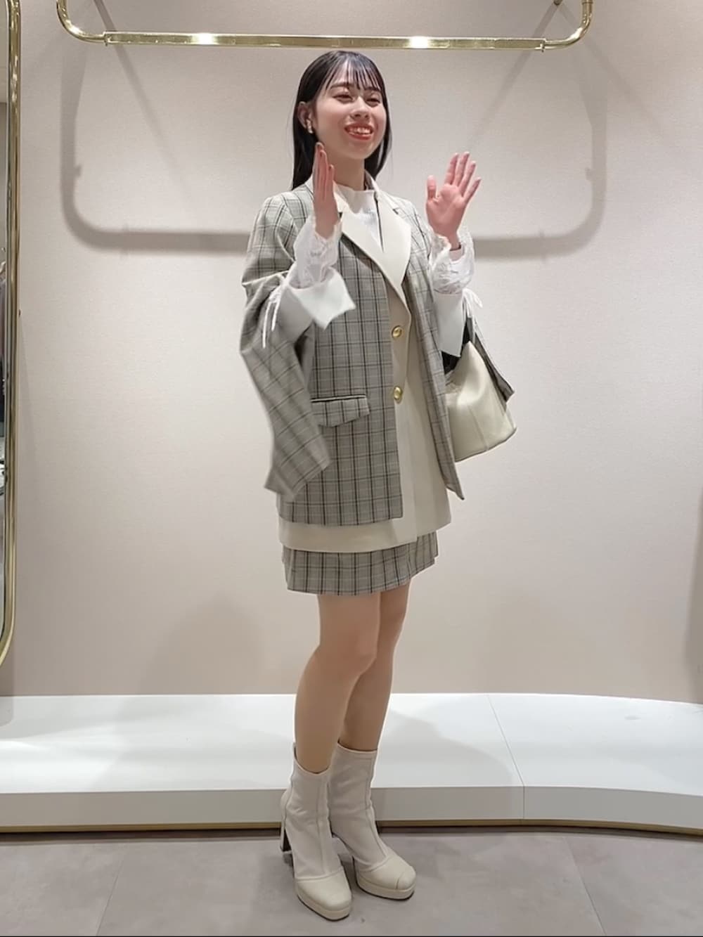 その他のテーラードジャケットを着用したレディースの冬コーディネートの4枚目の写真