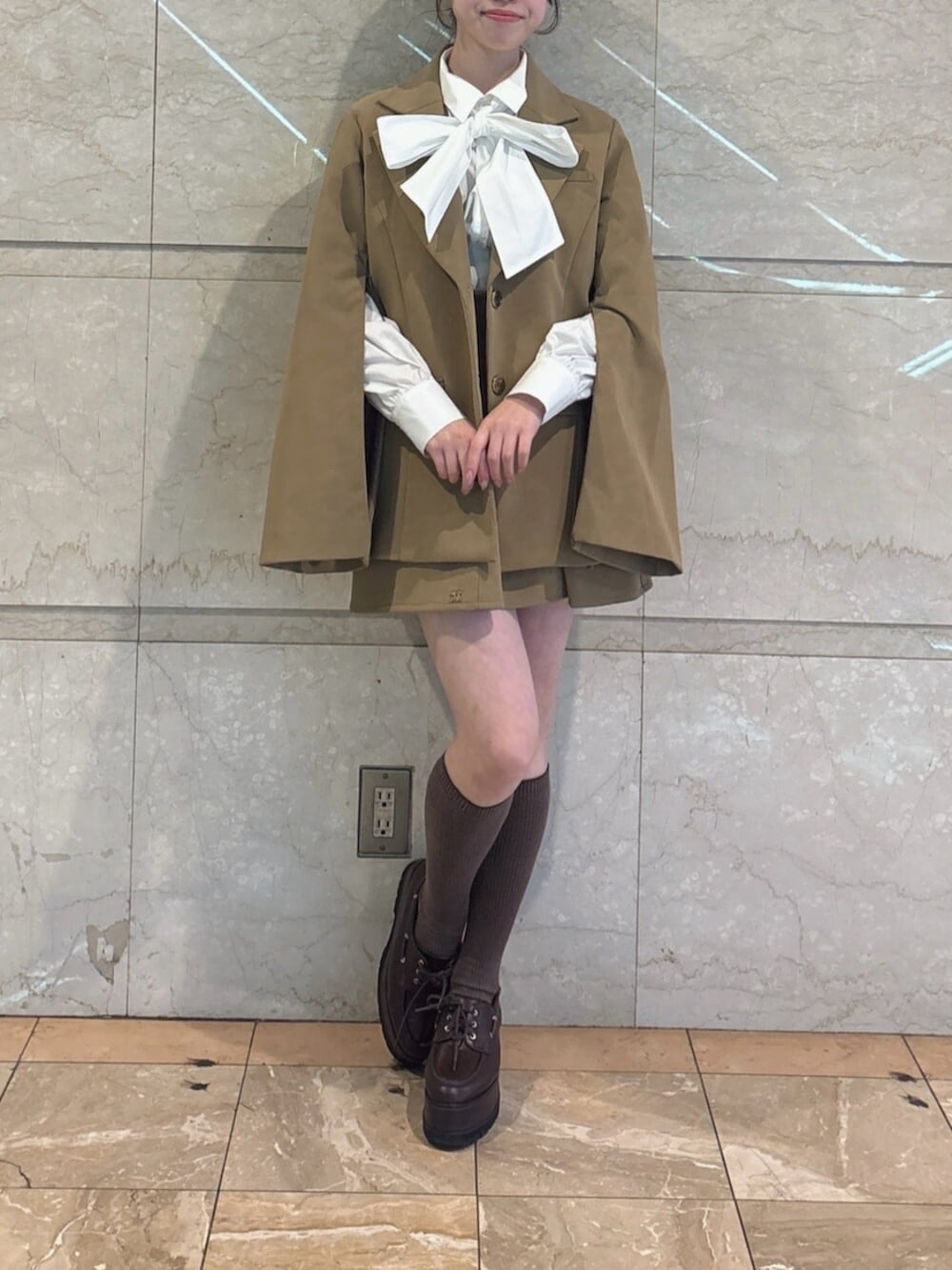 ブラウン系のローファー、ホワイト系のシャツ/ブラウス、ベージュ系のテーラードジャケットを着用したレディースの冬コーディネートの3枚目の写真