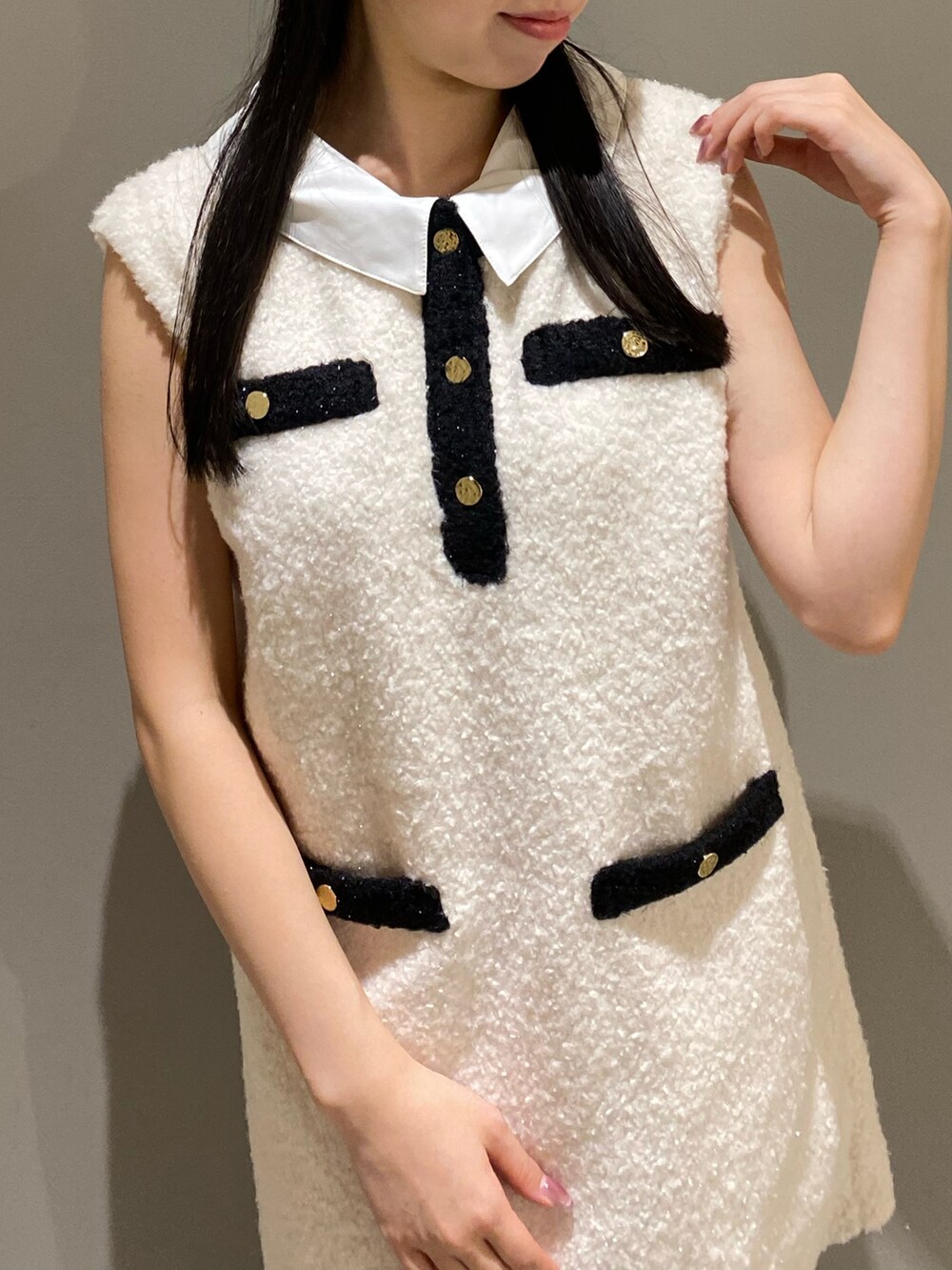 ホワイト系のワンピースを着用したレディースの秋コーディネートの5枚目の写真