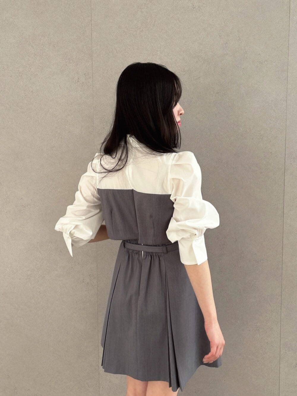 グレー系のワンピースを着用したレディースの冬コーディネートの7枚目の写真