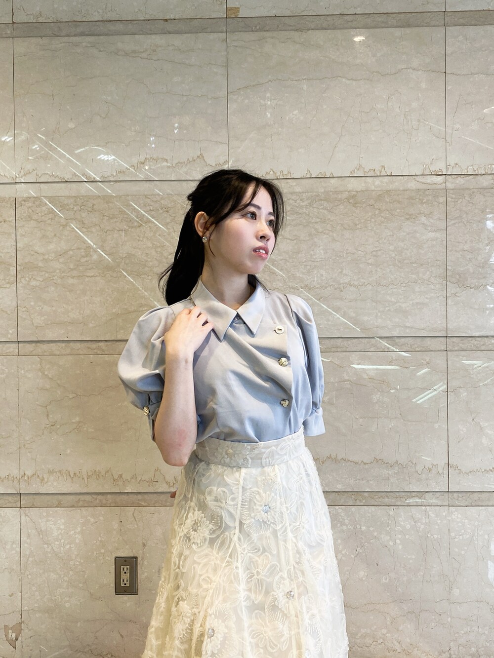 ホワイト系のスカート、グレー系のシャツ/ブラウスを着用したレディースの春コーディネートの4枚目の写真