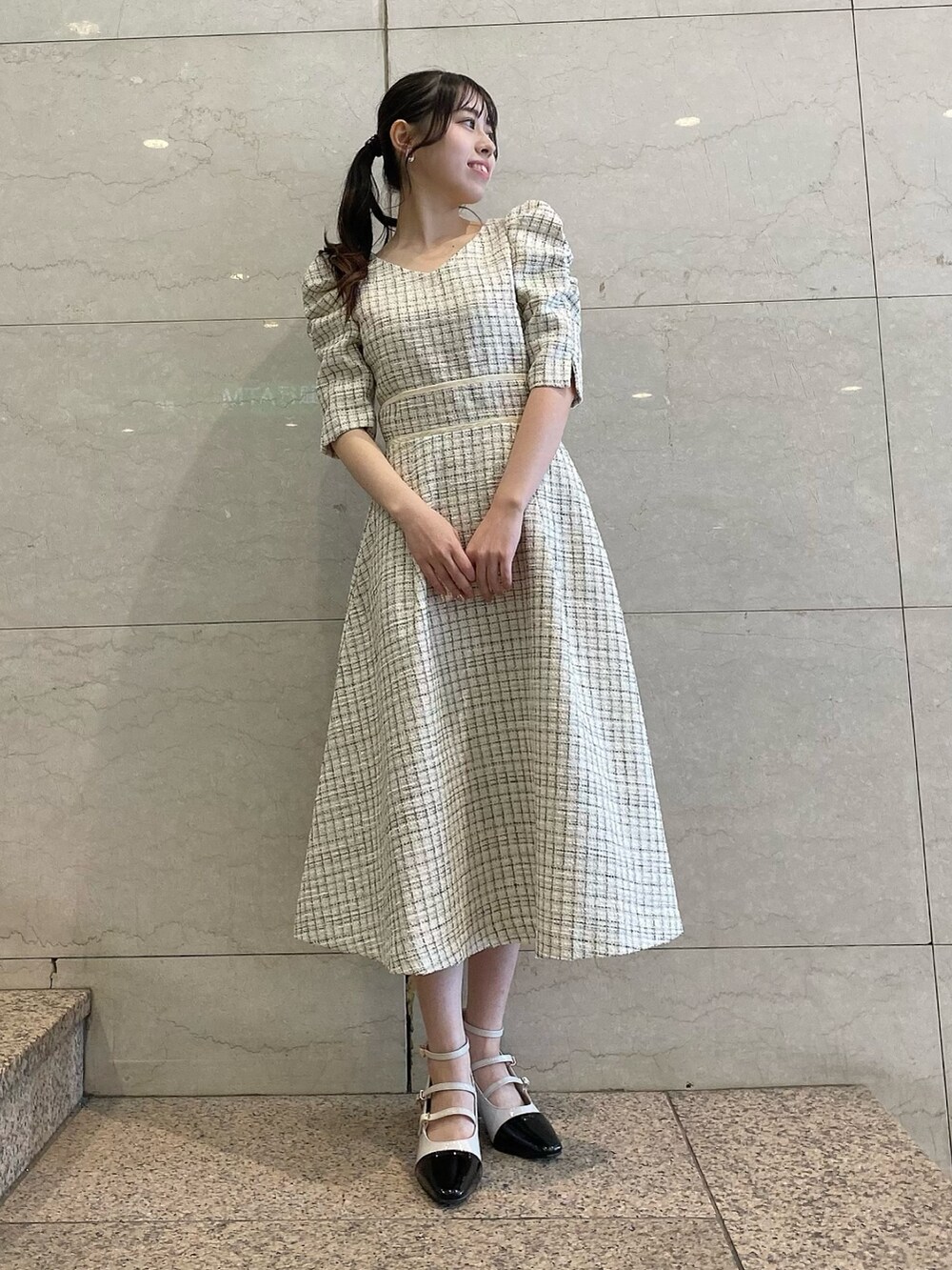 ホワイト系のワンピース、その他のパンプスを着用したレディースの冬コーディネートの2枚目の写真