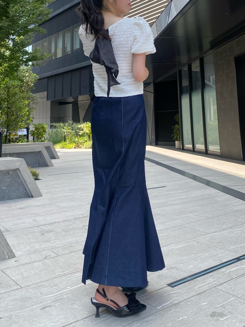 ホワイト系のTシャツ/カットソー、ブルー系のスカートを着用したレディースの夏コーディネートの3枚目の写真