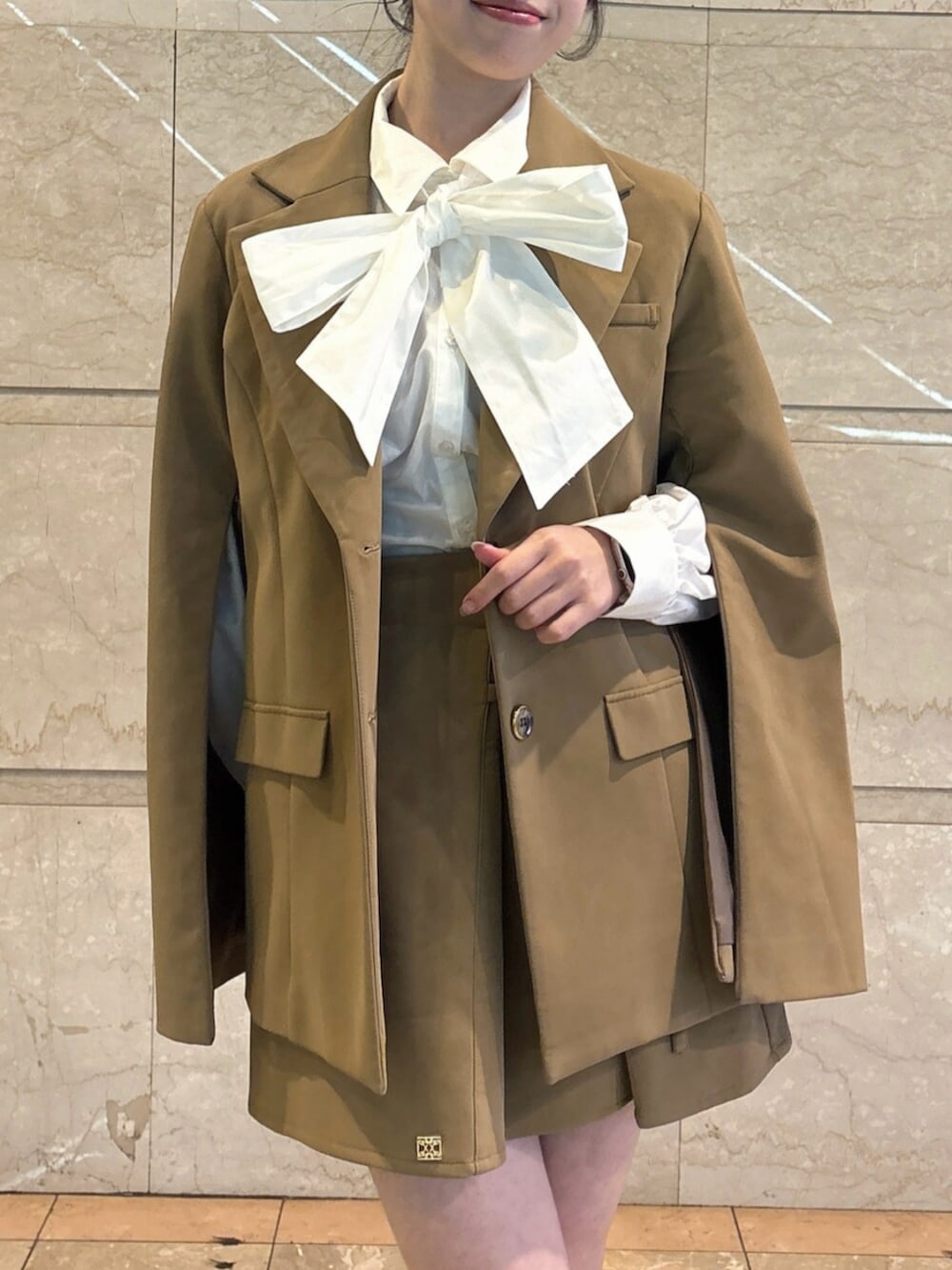 ブラウン系のローファー、ホワイト系のシャツ/ブラウス、ベージュ系のテーラードジャケットを着用したレディースの冬コーディネートの8枚目の写真