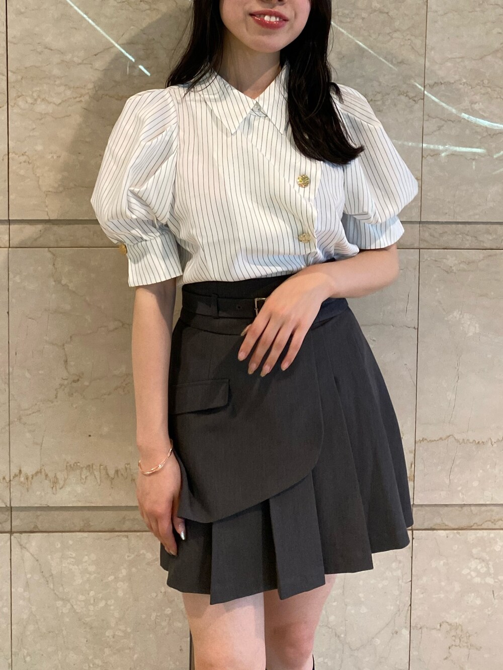 グレー系のスカート、その他のシャツ/ブラウスを着用したレディースの夏コーディネートの8枚目の写真