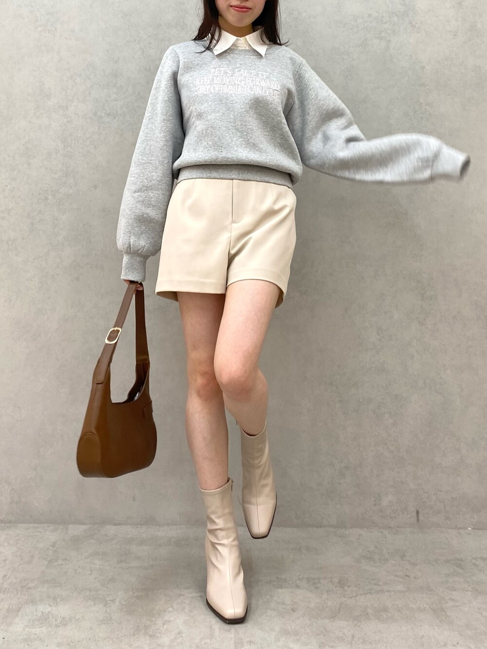 グレー系のスウェット、ホワイト系のその他パンツを着用したレディースの秋コーディネートの2枚目の写真