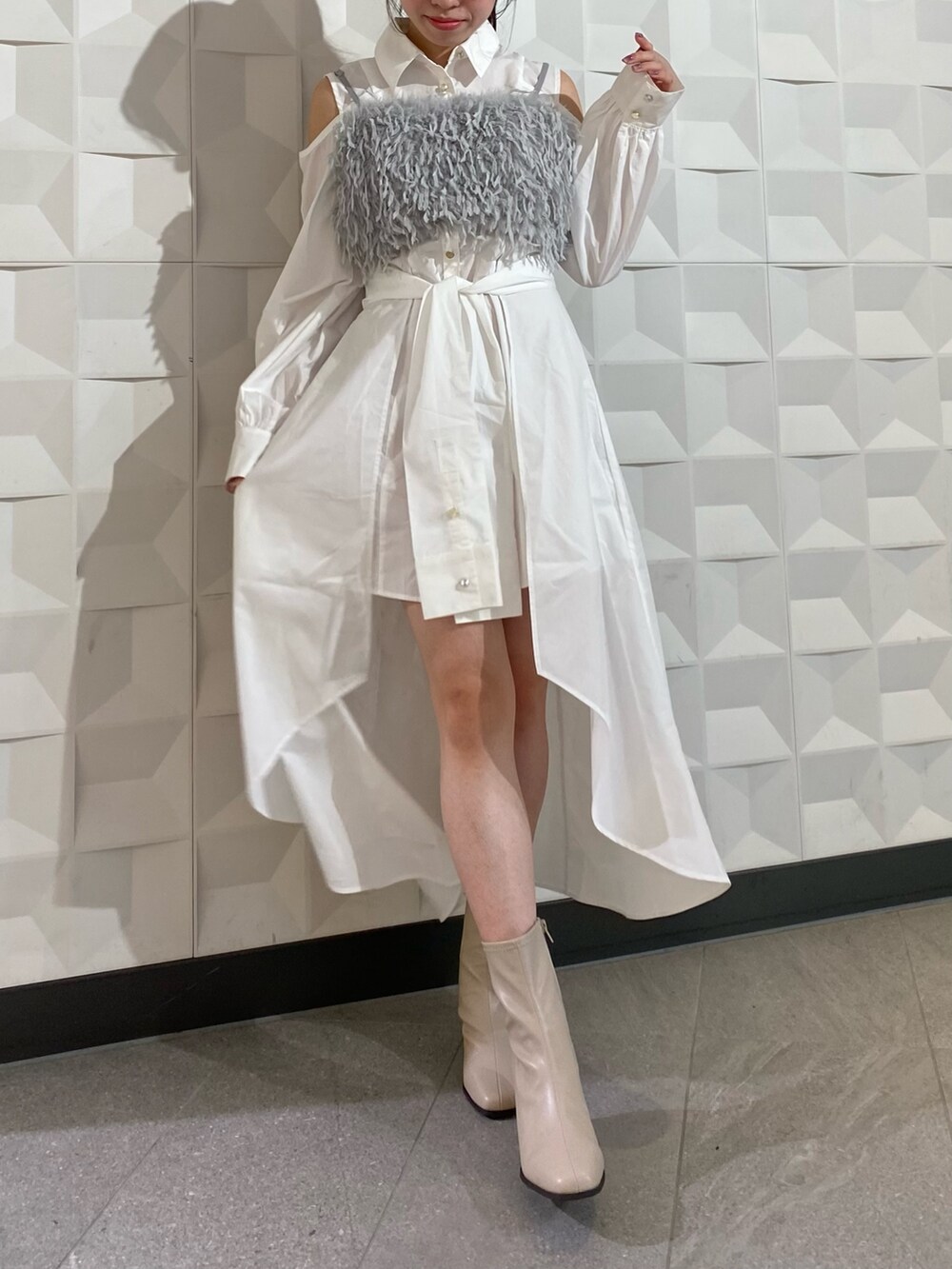 ホワイト系のシャツワンピース、ブルー系のキャミソールを着用したレディースの秋コーディネートの3枚目の写真