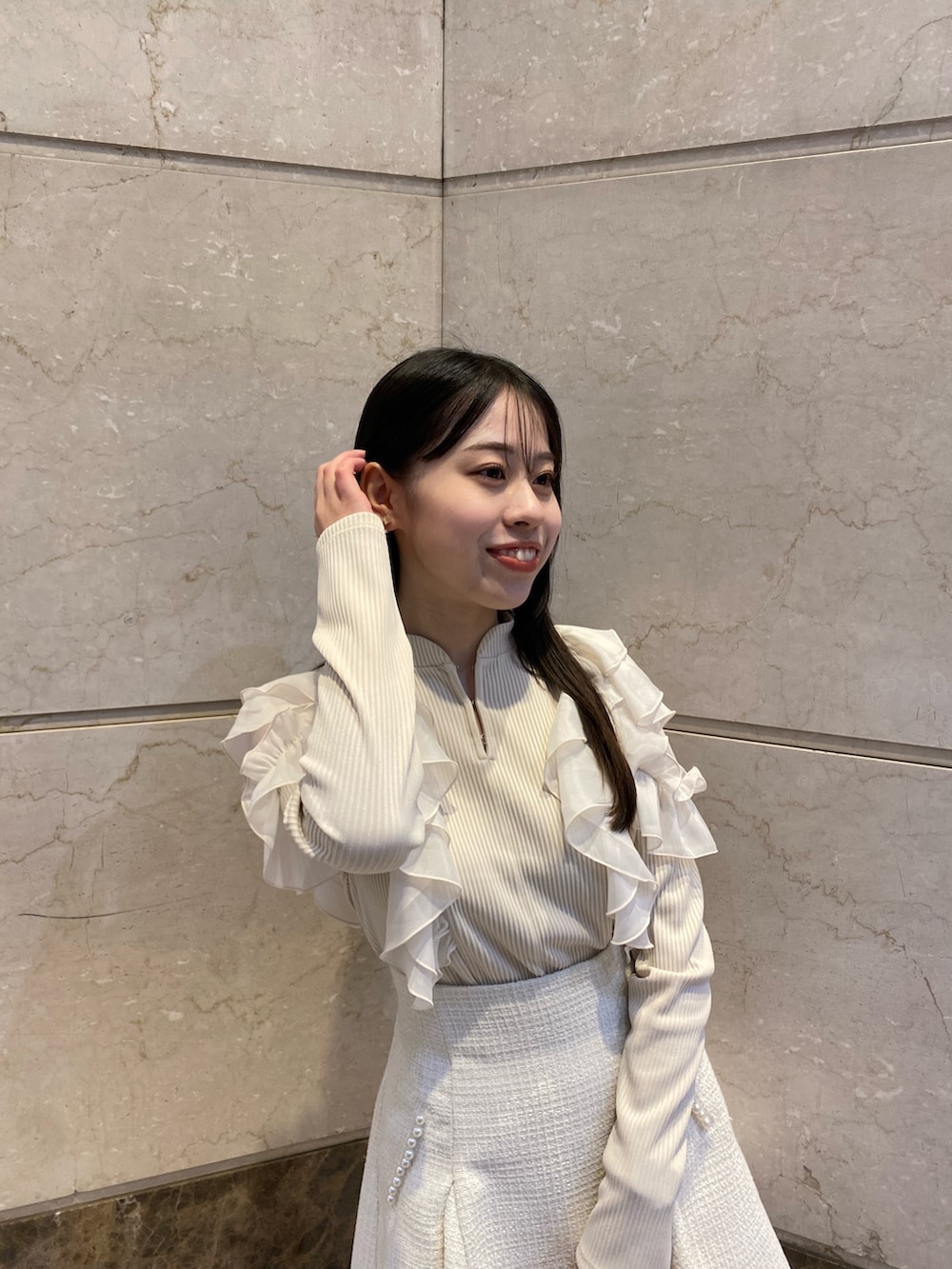 ベージュ系のTシャツ/カットソー、ホワイト系のスカートを着用したレディースの春コーディネートの8枚目の写真