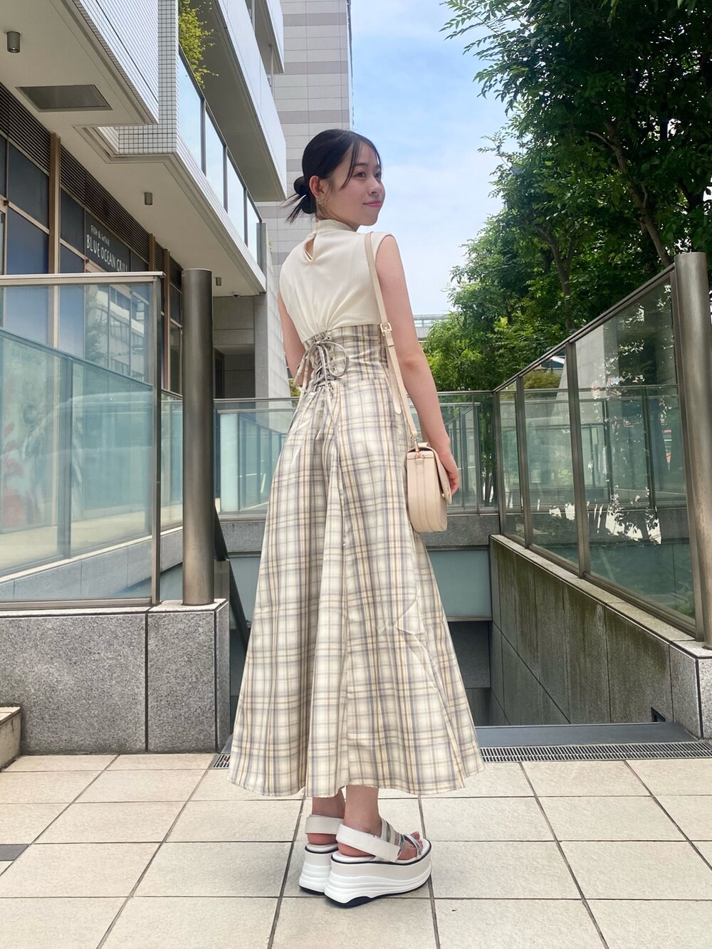 ブラック系のワンピース、ブラック系のサンダルを着用したレディースの夏コーディネートの3枚目の写真