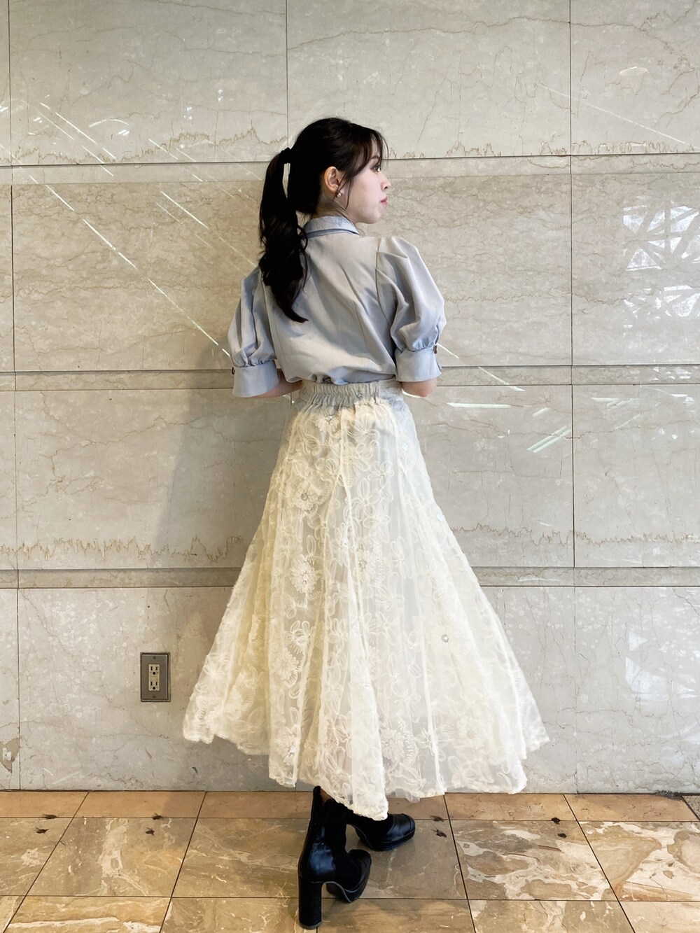 ホワイト系のスカート、グレー系のシャツ/ブラウスを着用したレディースの春コーディネートの3枚目の写真