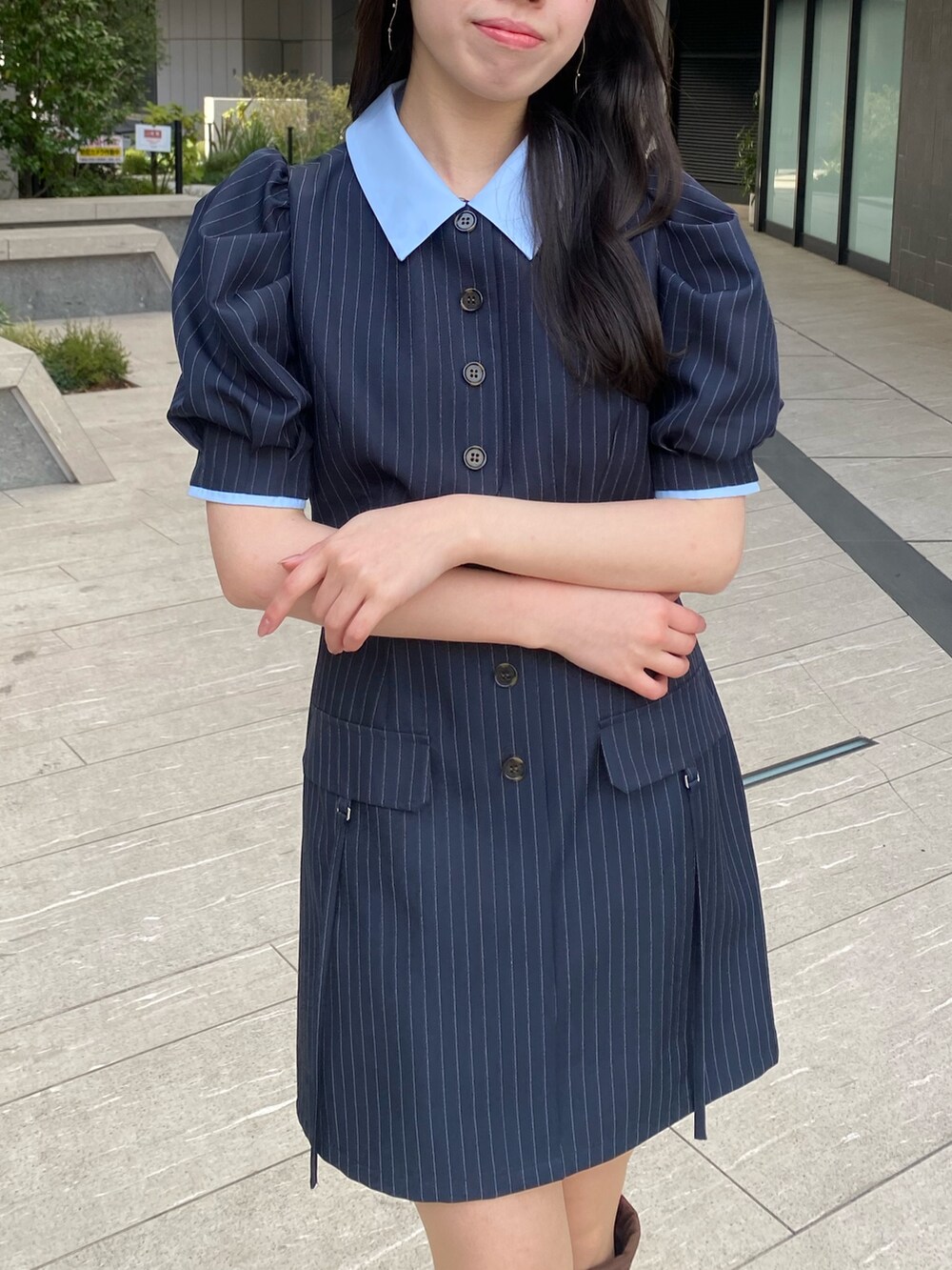 ブルー系のワンピースを着用したレディースの冬コーディネートの7枚目の写真