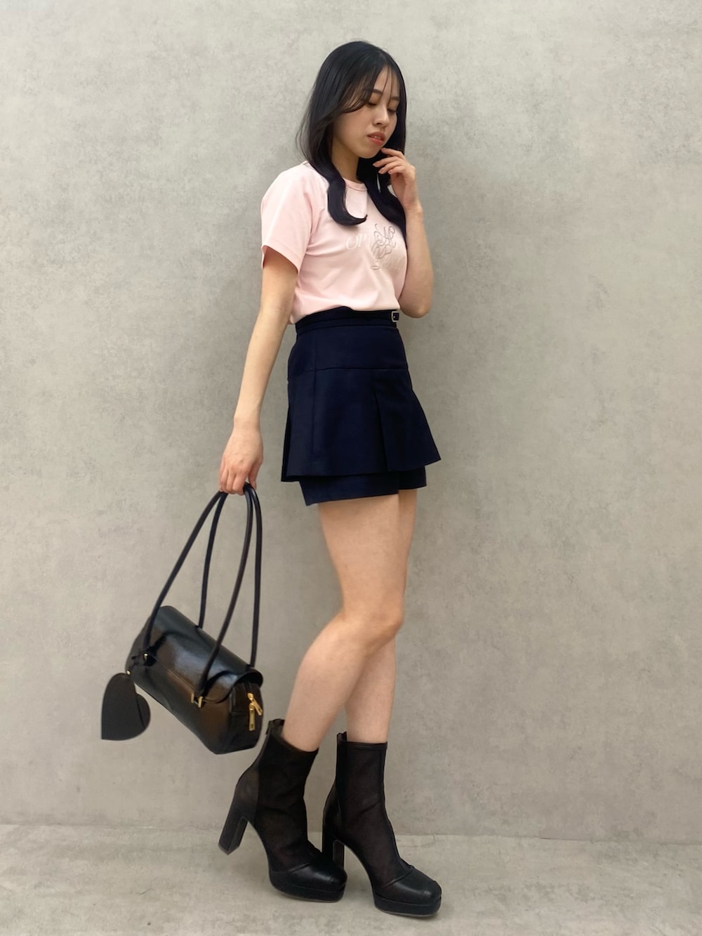 ピンク系のTシャツ/カットソー、ブルー系のその他パンツを着用したレディースの春コーディネートの2枚目の写真